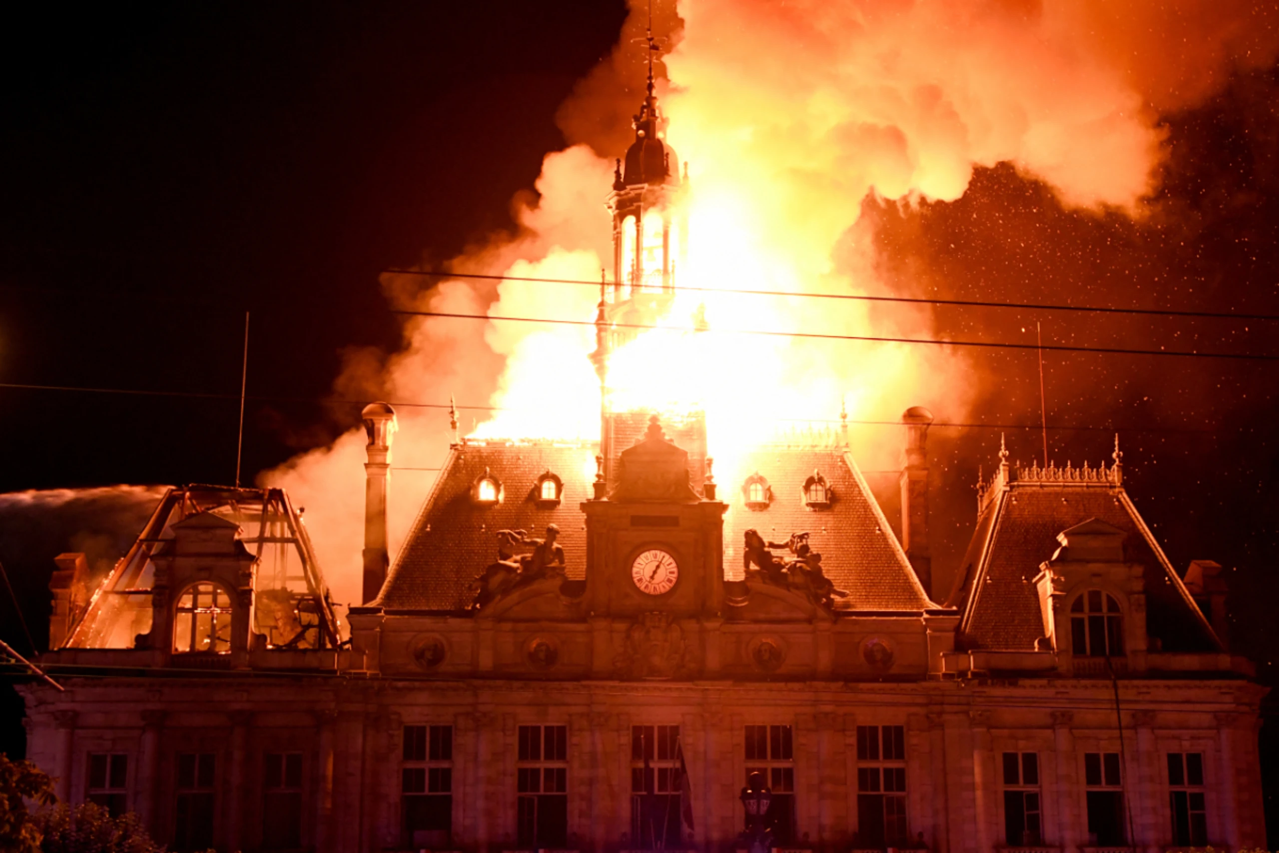 Das Rathaus von Limoges brennt lichterloh