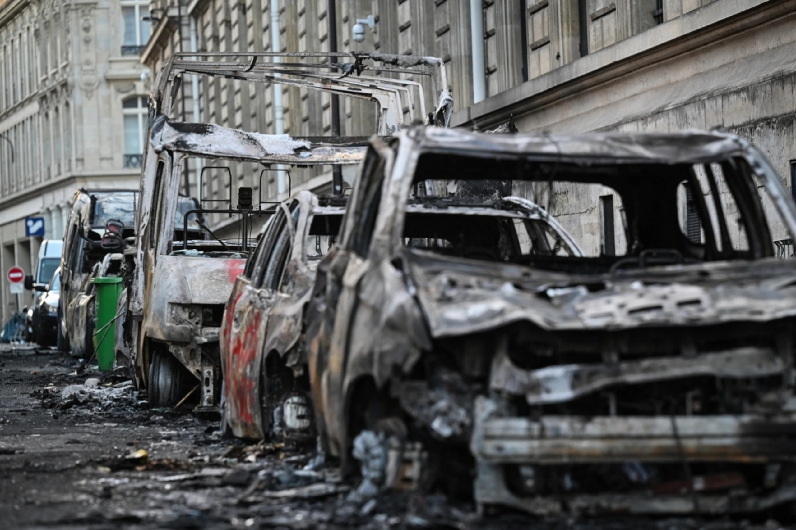 Zerstörte Autos nach Protesten in Frankreich in der Hauptstadt Paris