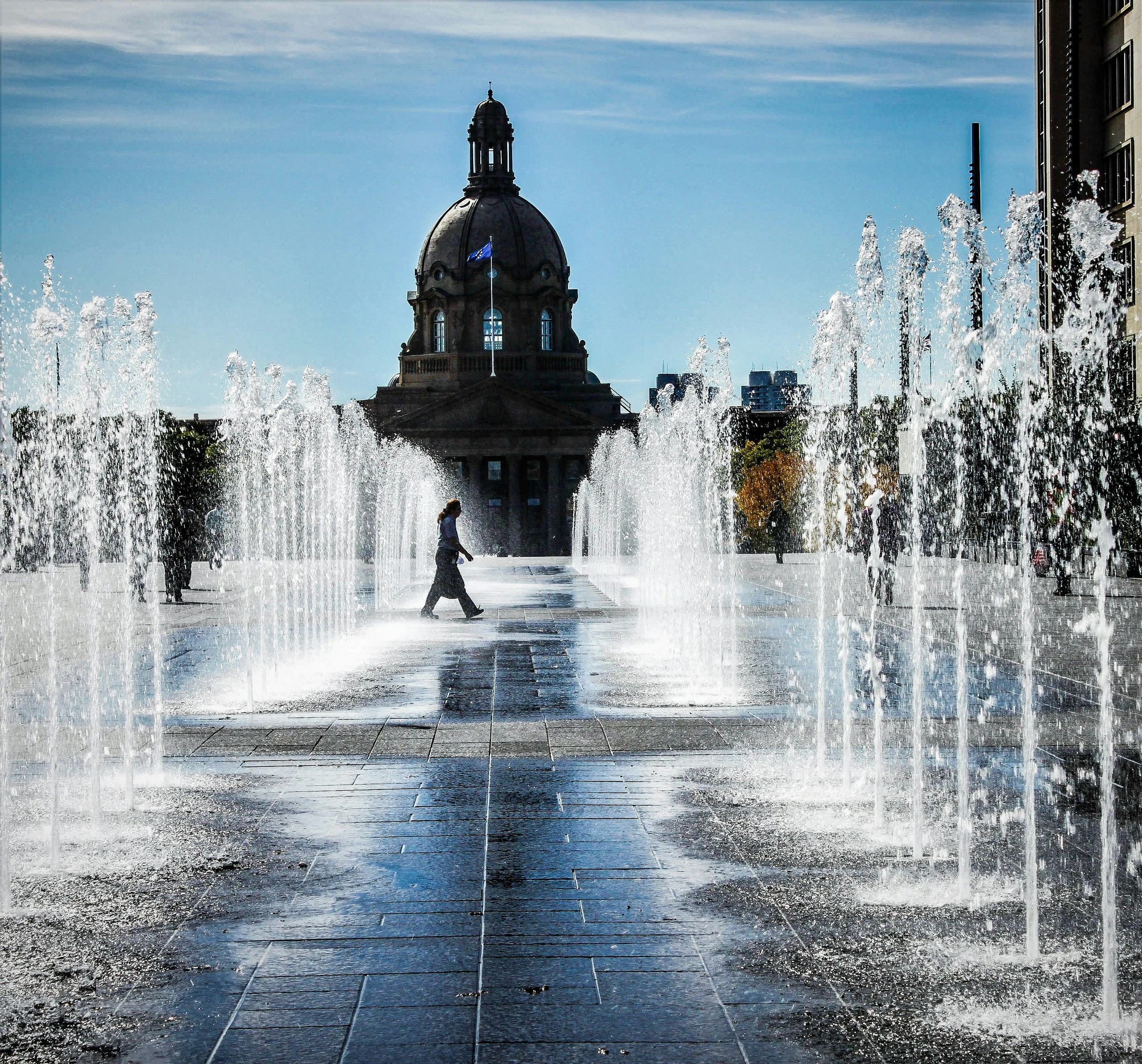 Das Parlamentsgebäude der Provinz Alberta in Edmonton mit Kuppel und Springbrunnen