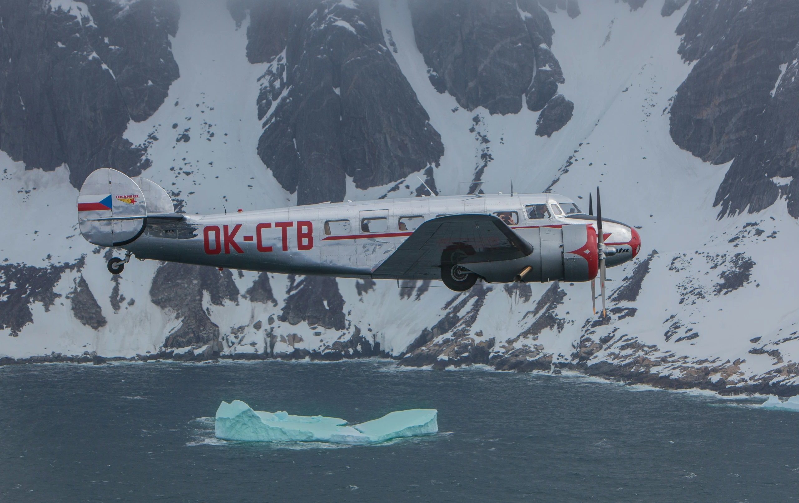 Ein Lockheed Electra 10A, das Schwestermodell von Amelia Earharts Flugzeug, fliegt über das Meer vor Grönland