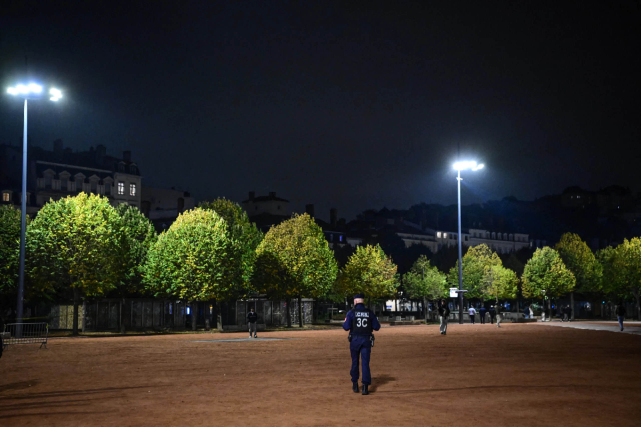 Ein Polizist patrouilliert in Lyon