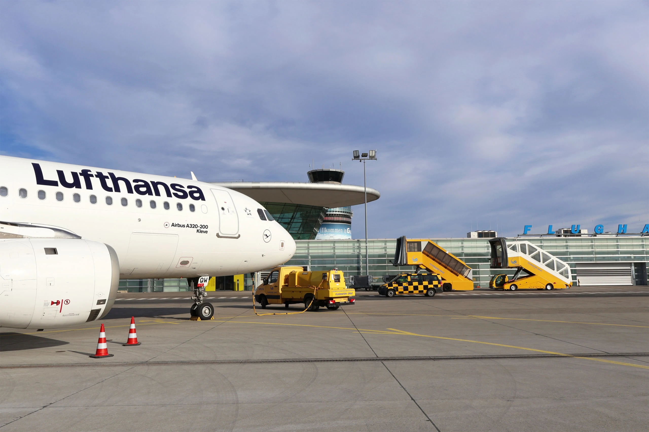 Lufthansa-Airbus A320 vor dem Terminal des Flughafens Graz
