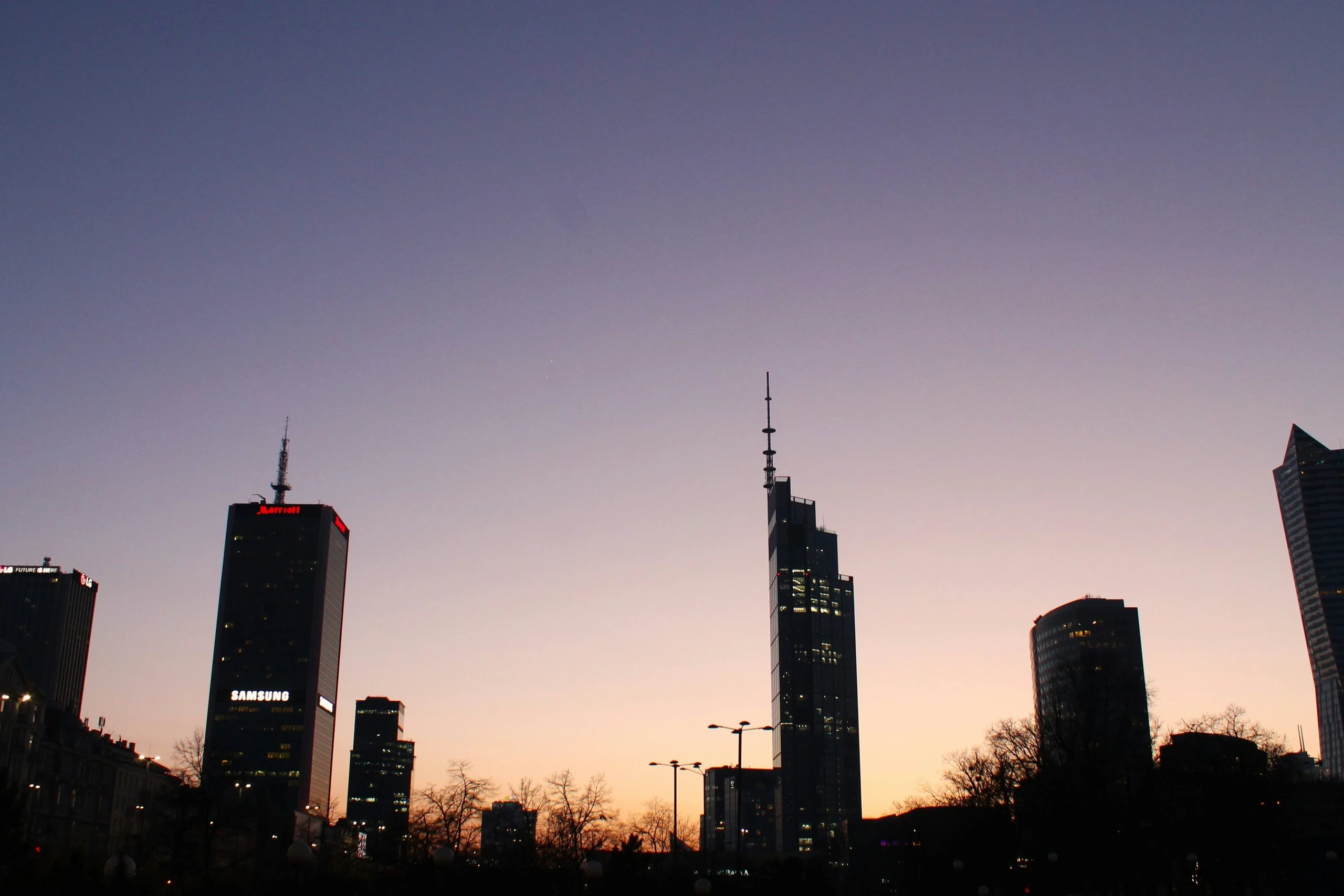 Skyline von Warschau bei Sonnenuntergang