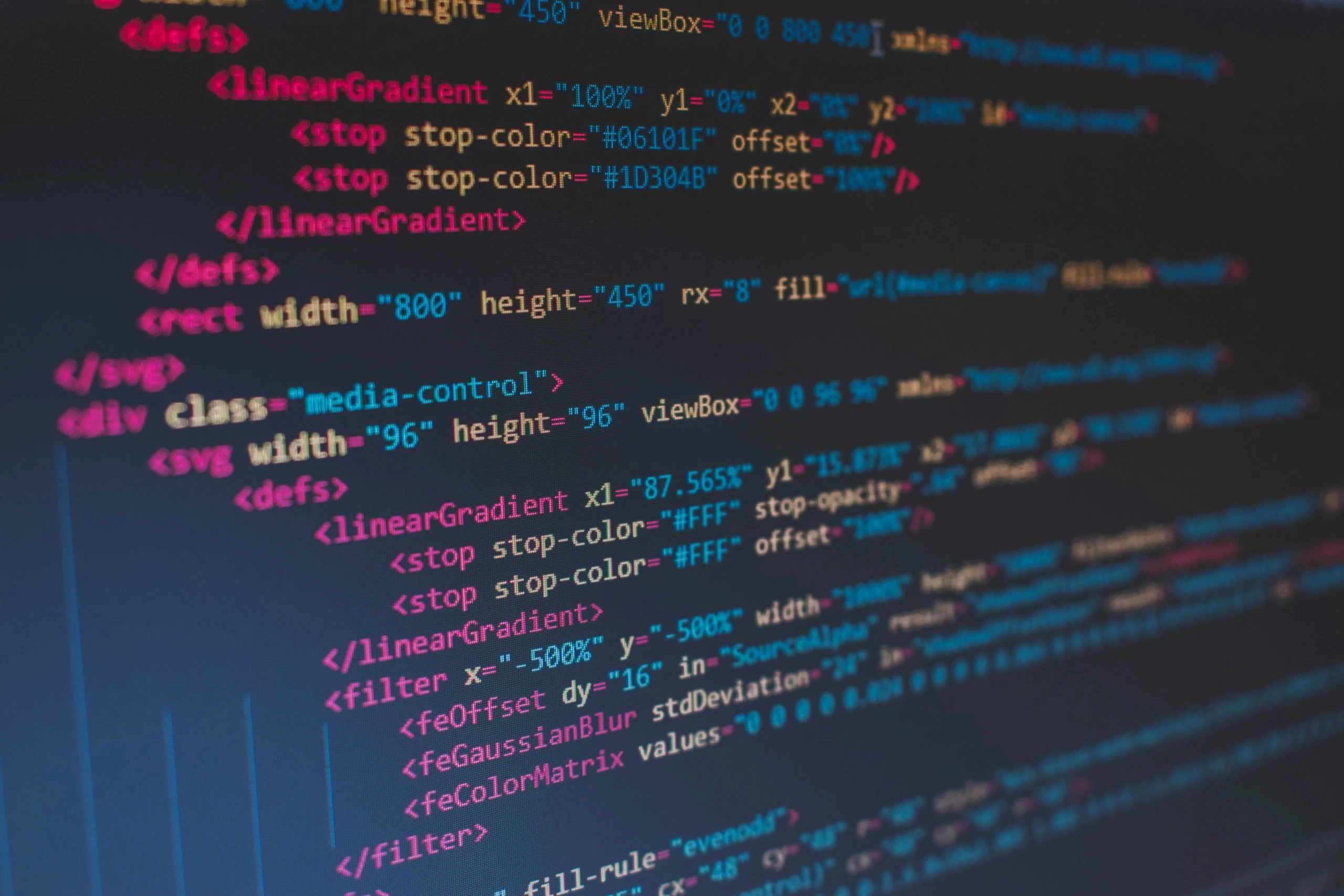 Zeilen von Programmcode in farbiger Syntaxhervorhebung auf einem Bildschirm