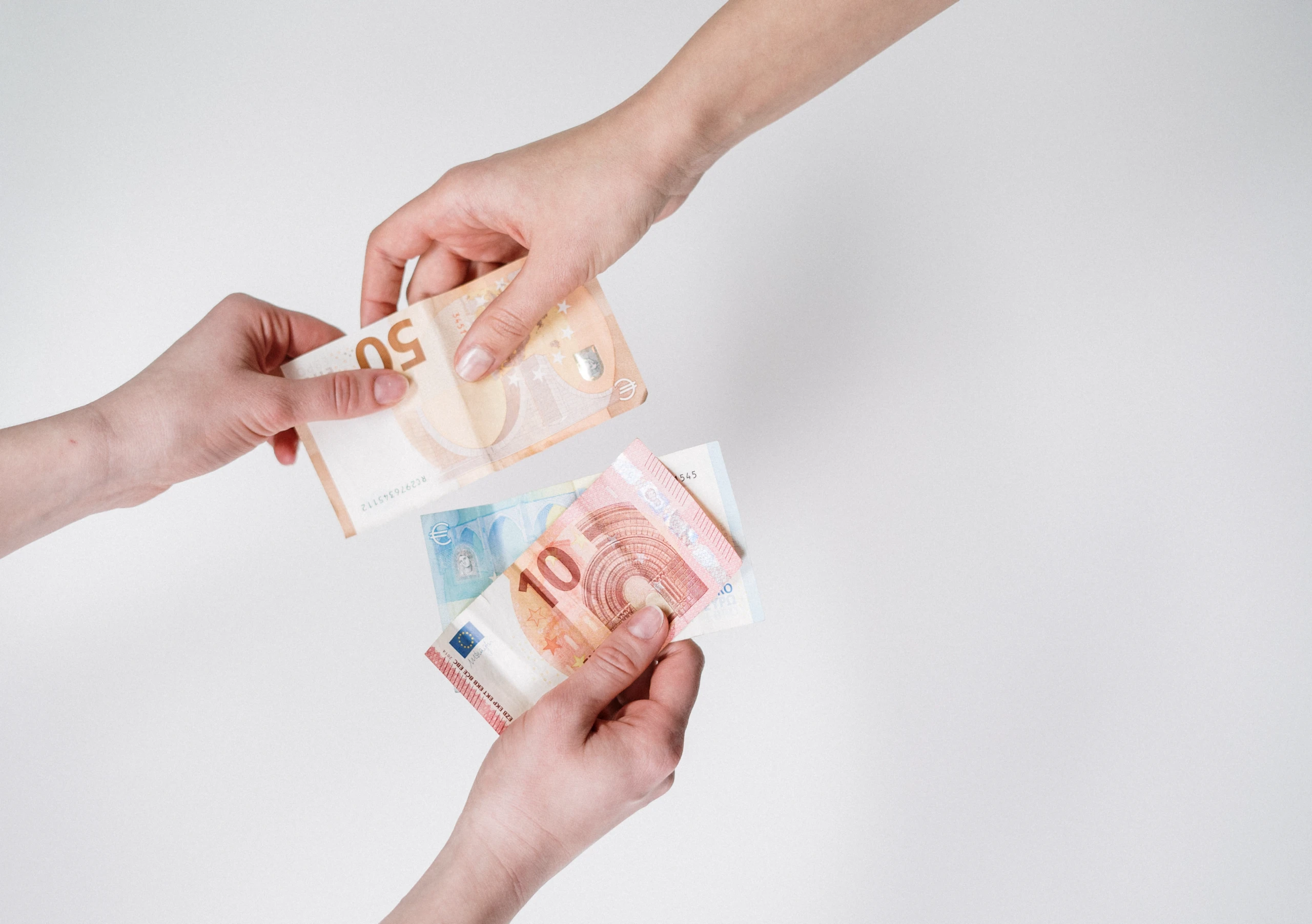 Hände übergeben Euro-Banknoten