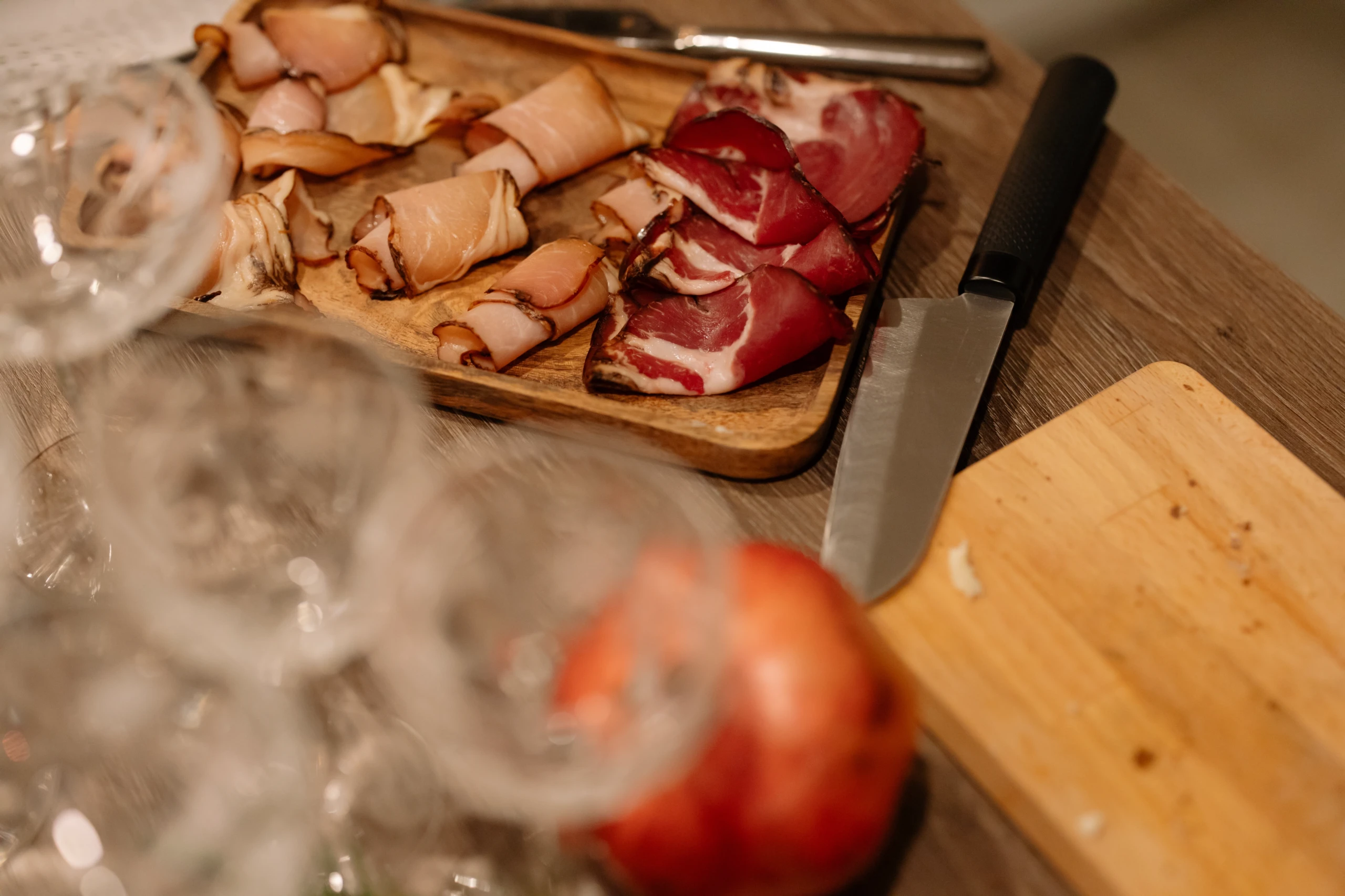 Speck und Aufschnitt auf einem Holzbrett