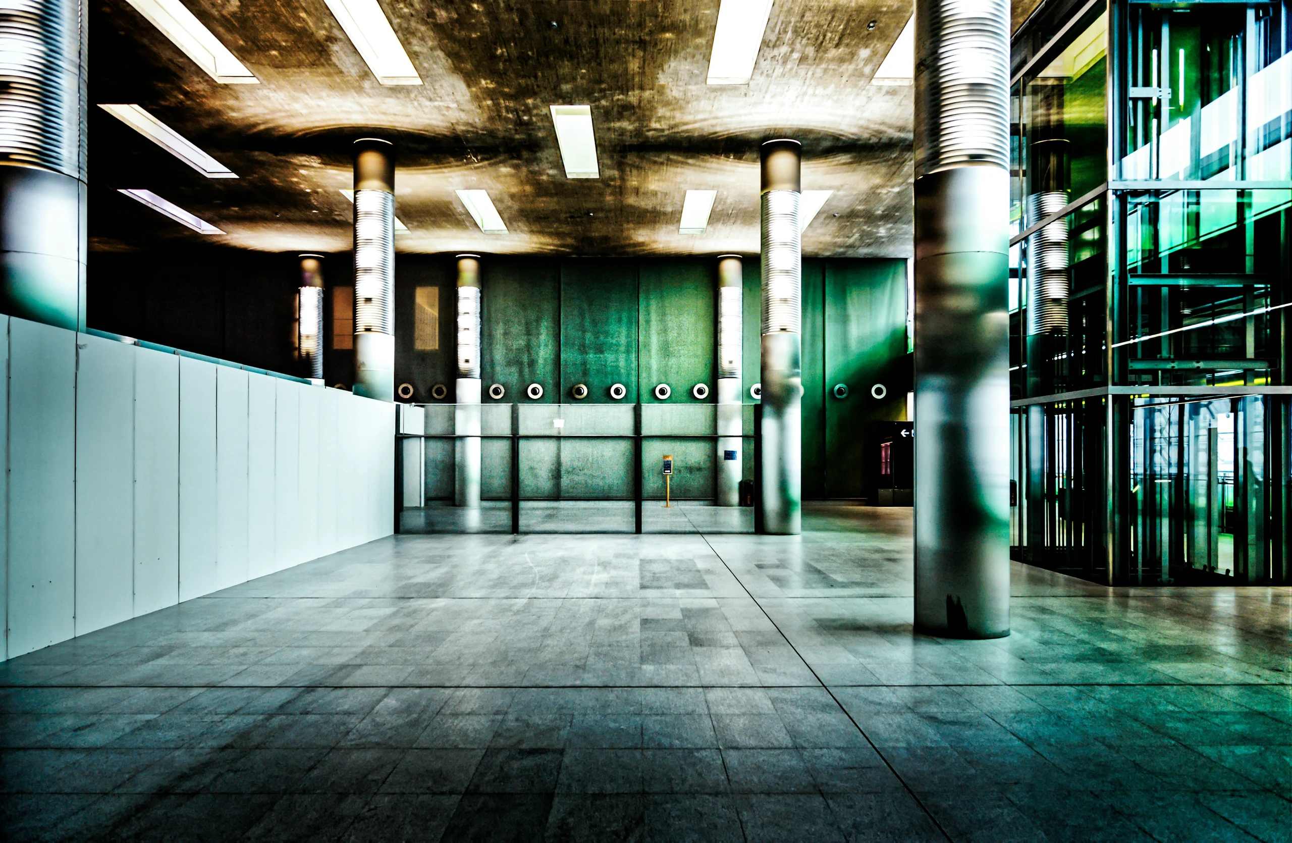 Innenansicht eines Terminals am Flughafen Paris-Charles de Gaulle