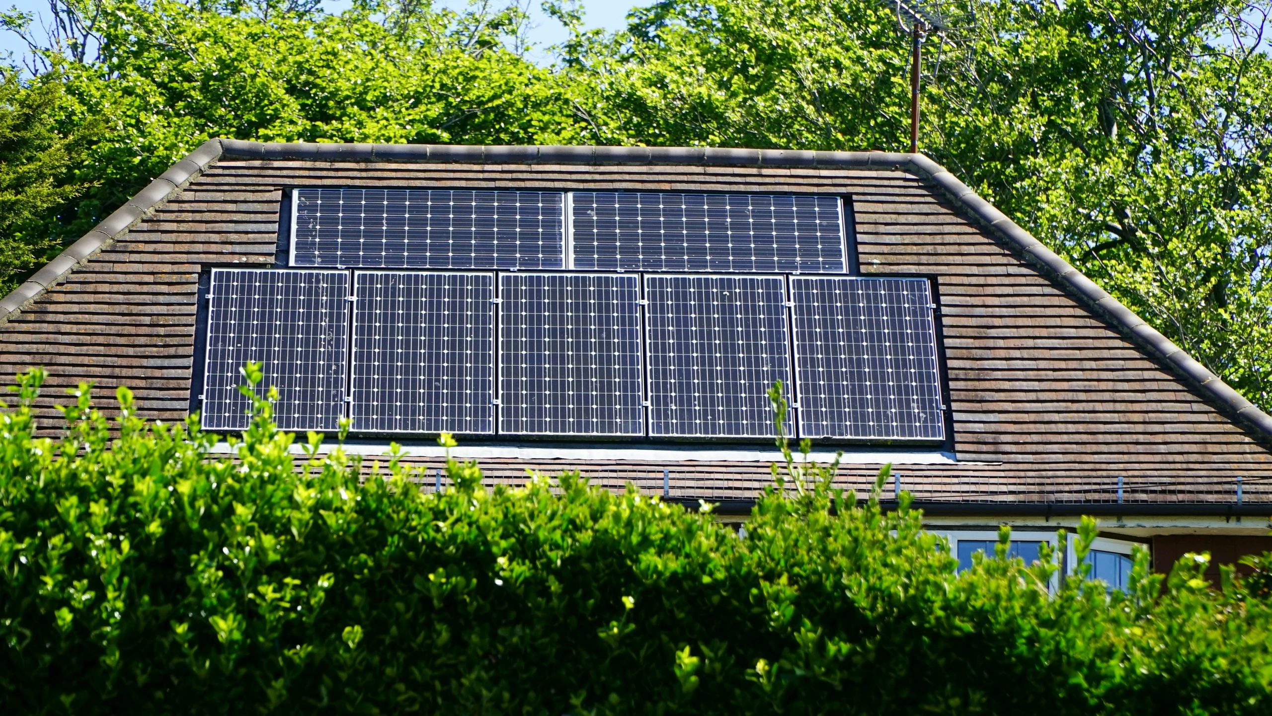 Photovoltaikmodule auf dem Dach eines Wohnhauses