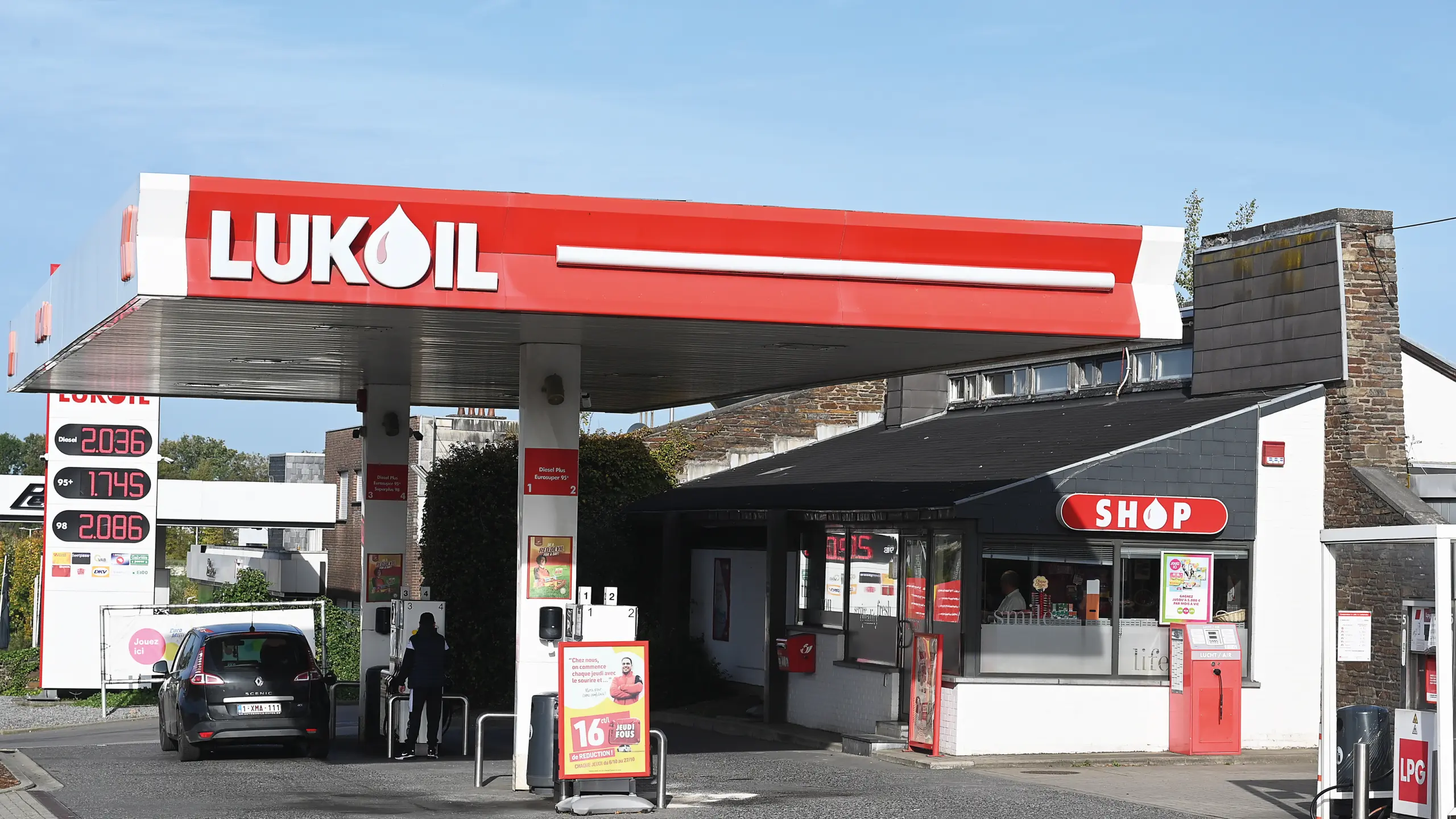 © APA-Images/dpa Picture Alliance/Horst Galuschka Lukoil-Tankstelle in den USA