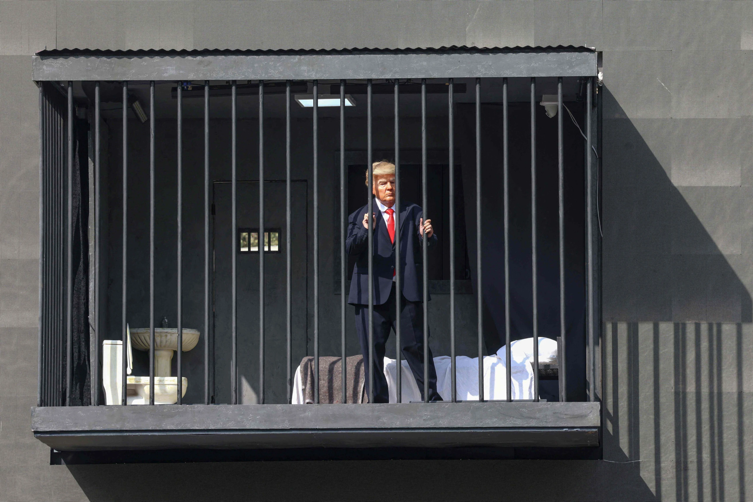 Teheran: Trump-Maske in nachgebauter Gefängniszelle am Tajrish-Platz