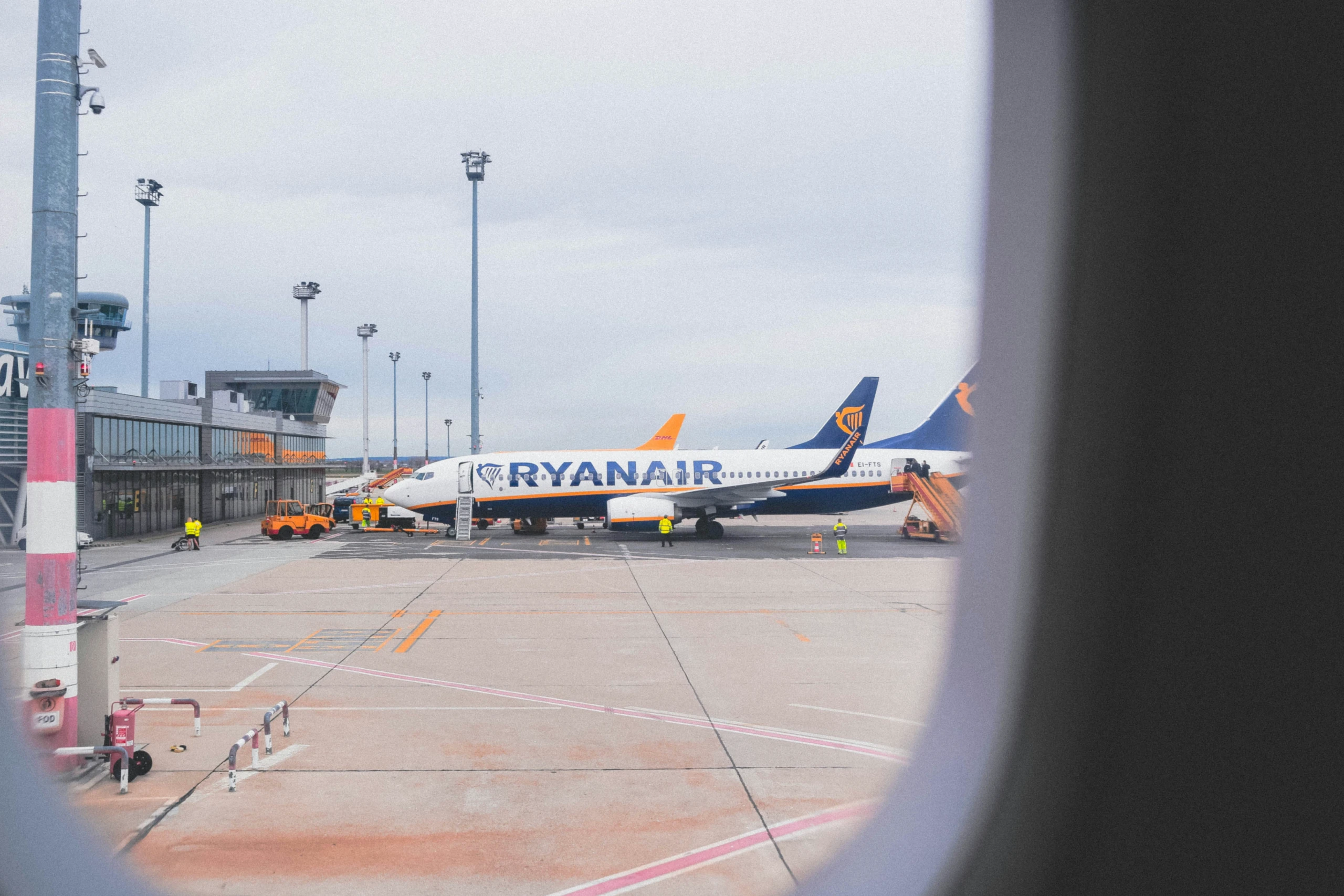 Ein Flugzeug von Ryanair auf dem Vorfeld des Flughafens Bratislava