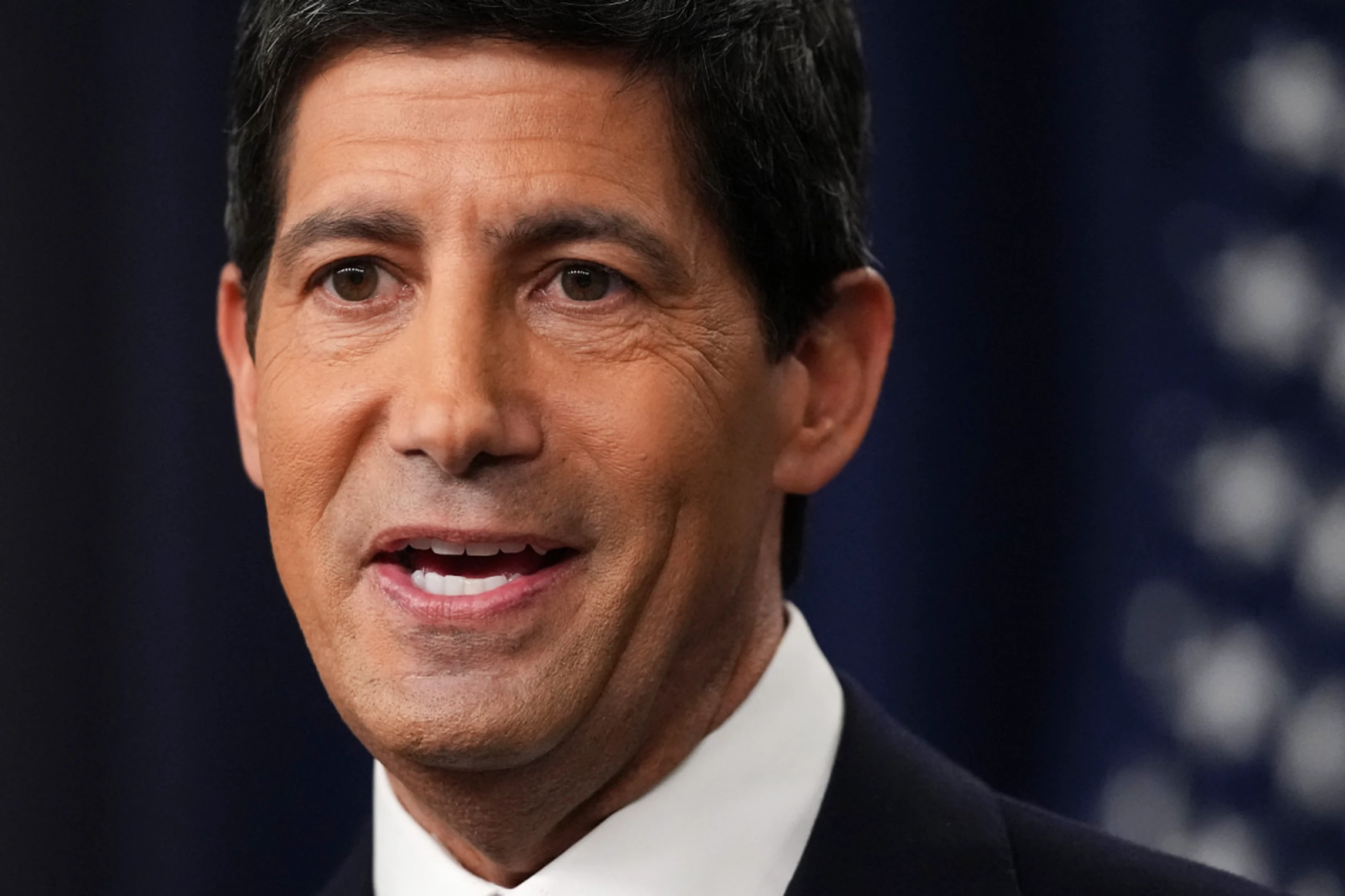 Fed-Chef Kevin Warsh gibt nichts über künftigen Zinskurs preis