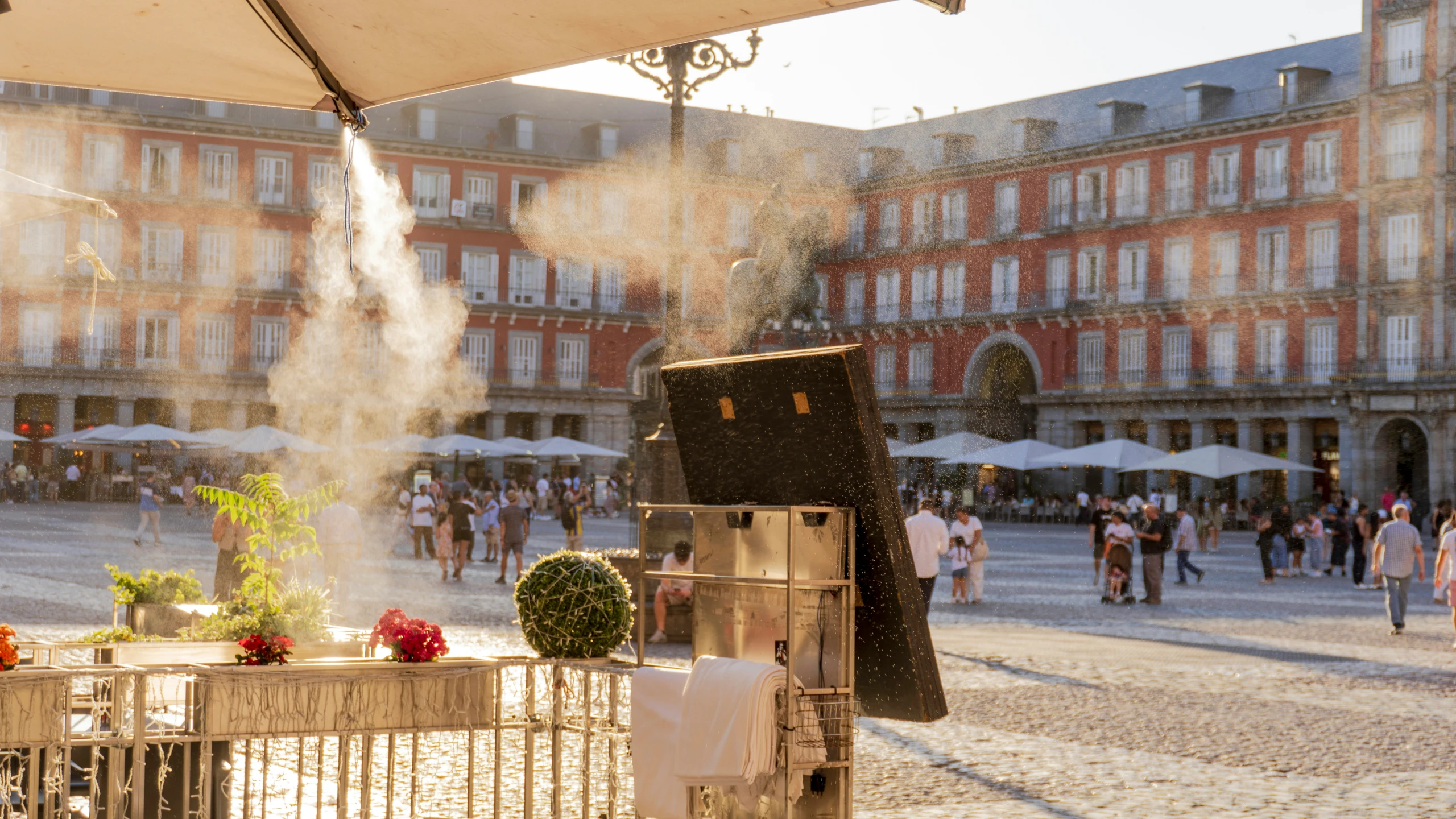 Sprühnebelanlage kühlt ein Straßencafé auf der Plaza Mayor in Madrid