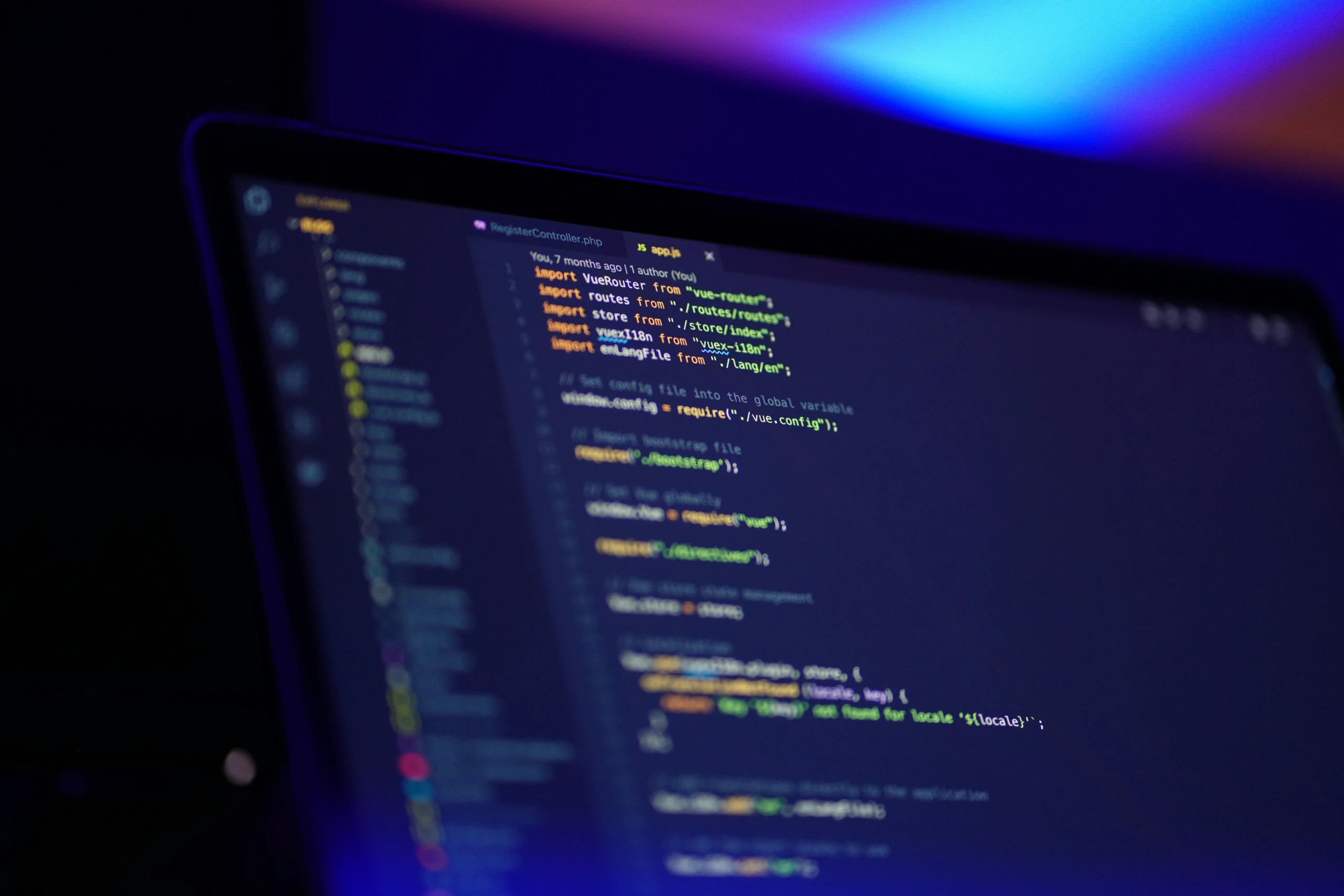Laptop-Bildschirm mit farbig markiertem Programmcode
