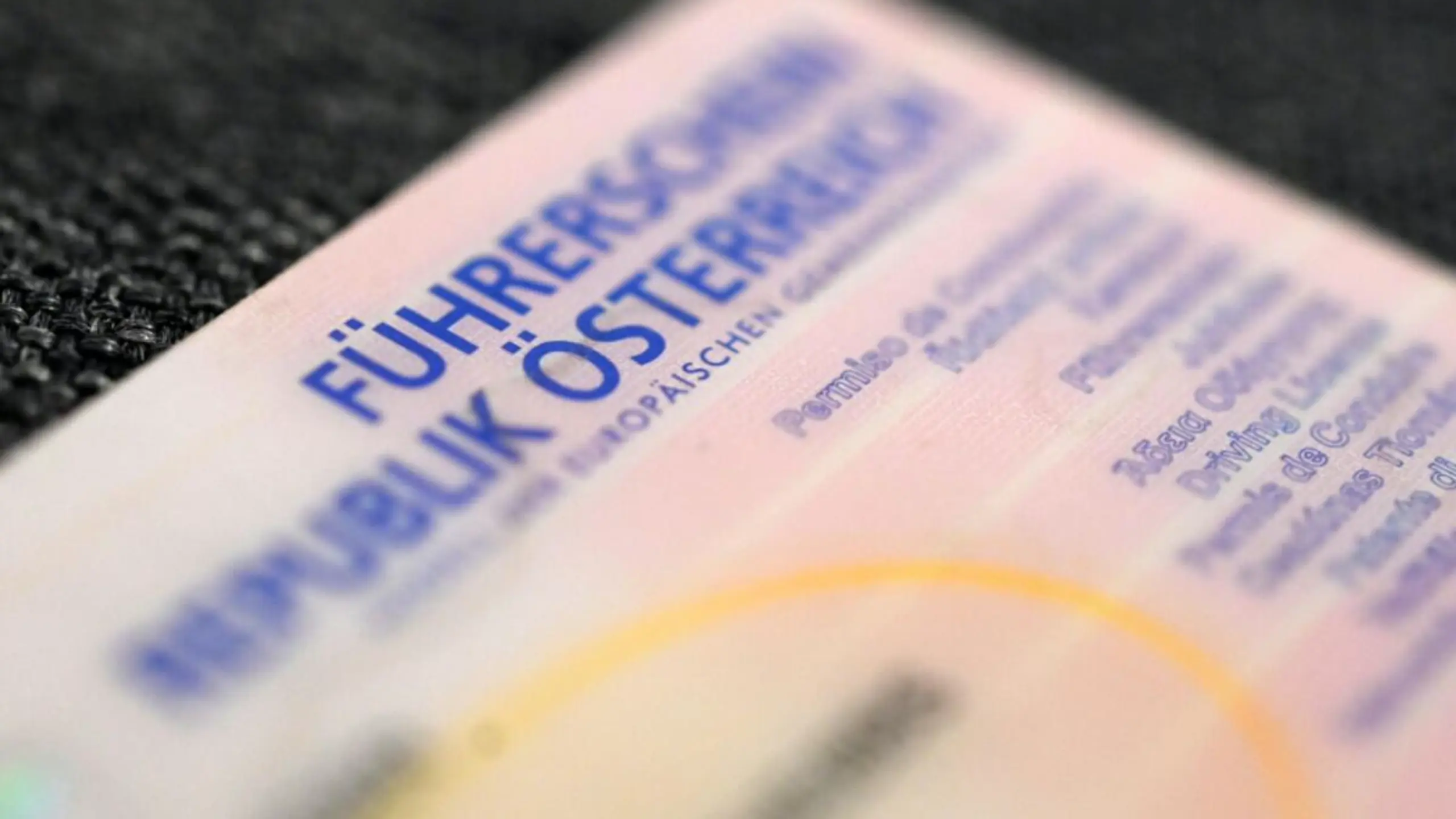 © Themenbild, Apa, HELMUT FOHRINGER Gebühren, etwa für den Führerschein, sollen 2027 gleich bleiben