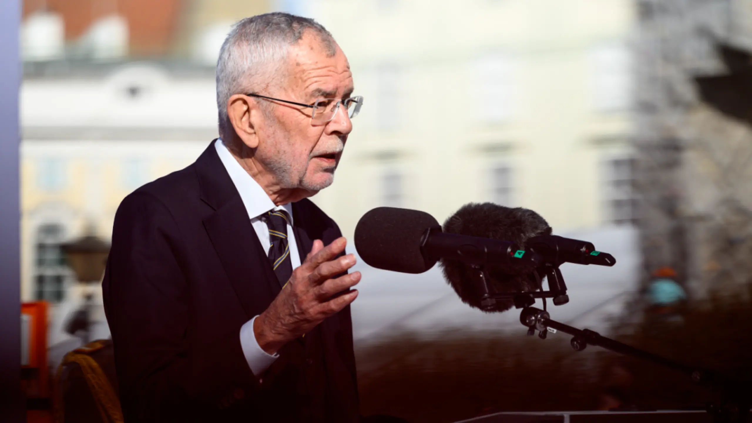 © MAX SLOVENCIK, Apa Der Präsident sprach im TV und zuvor am Wiener Heldenplatz