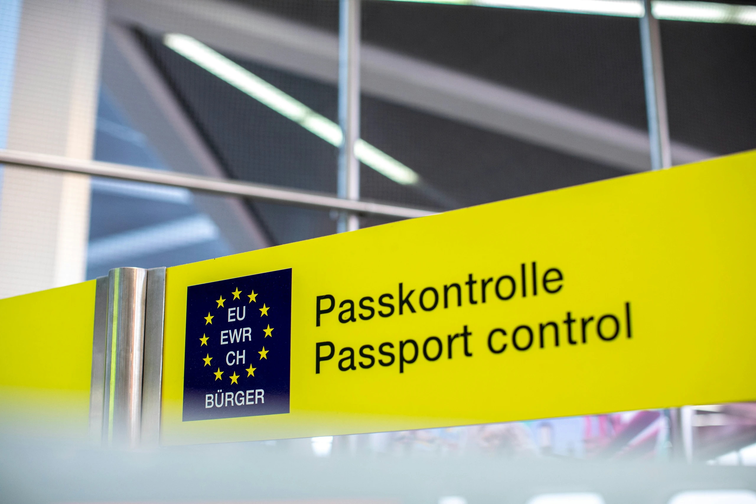 Schild Passkontrolle an einem Flughafen