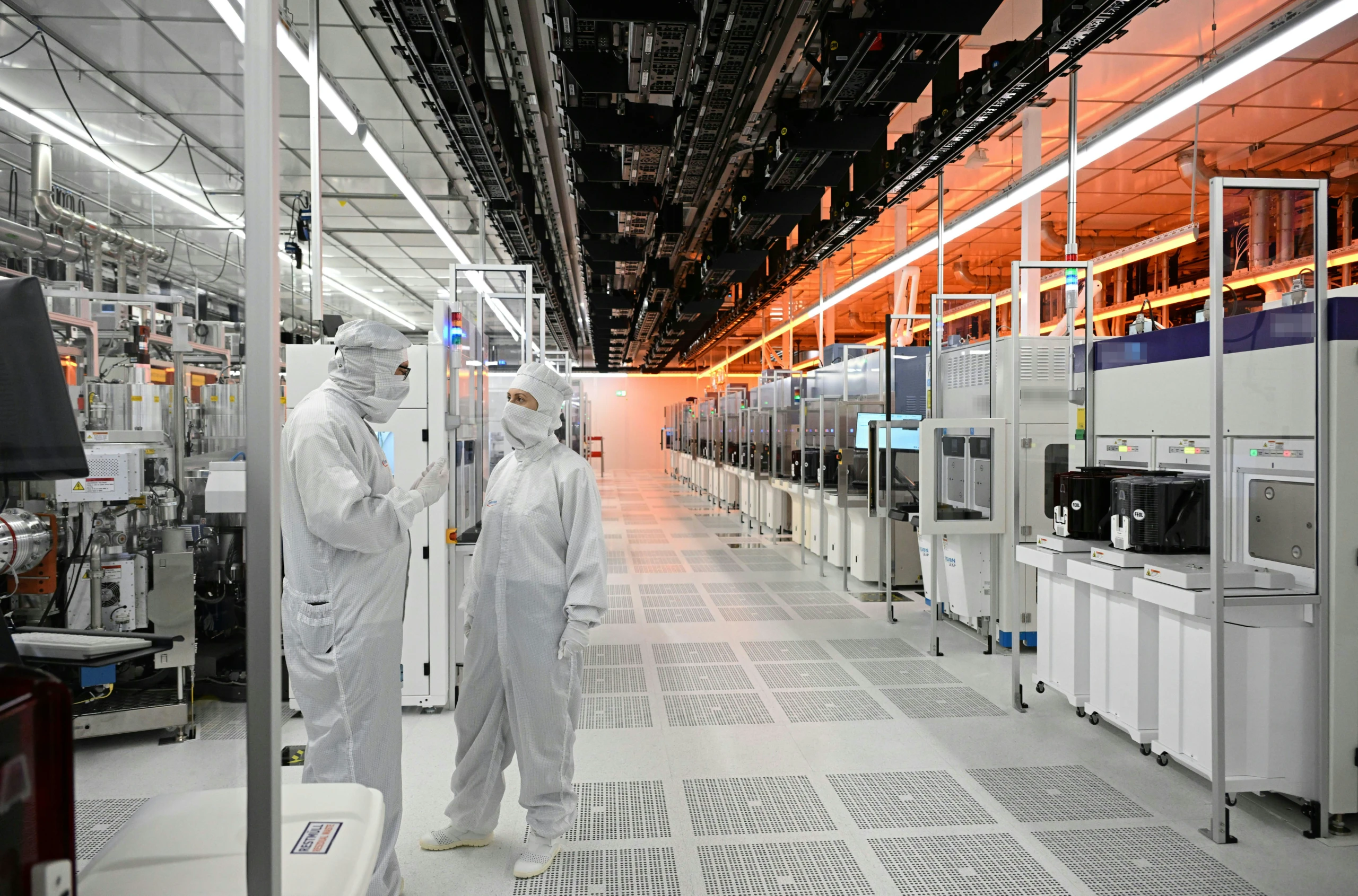 Infineon Austria Mitarbeiter im Reinraum der vollautomatisierten Chipfabrik für die Fertigung auf 300mm Dünnwafer, aufgenommen in Villach