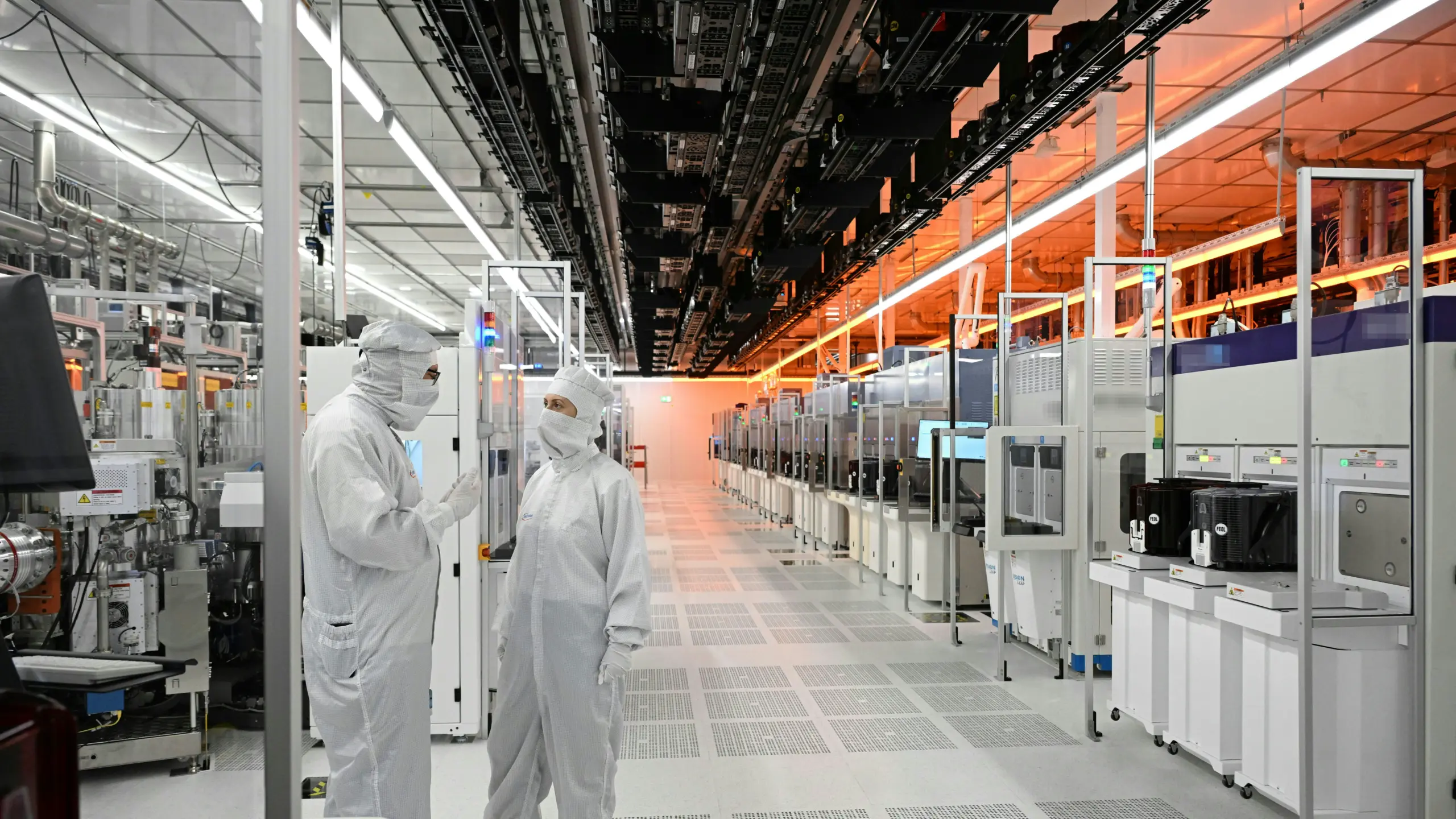 © APA/Barbara Gindl Infineon Austria Mitarbeiter im Reinraum der vollautomatisierten Chipfabrik für die Fertigung auf 300mm Dünnwafer, aufgenommen in Villach