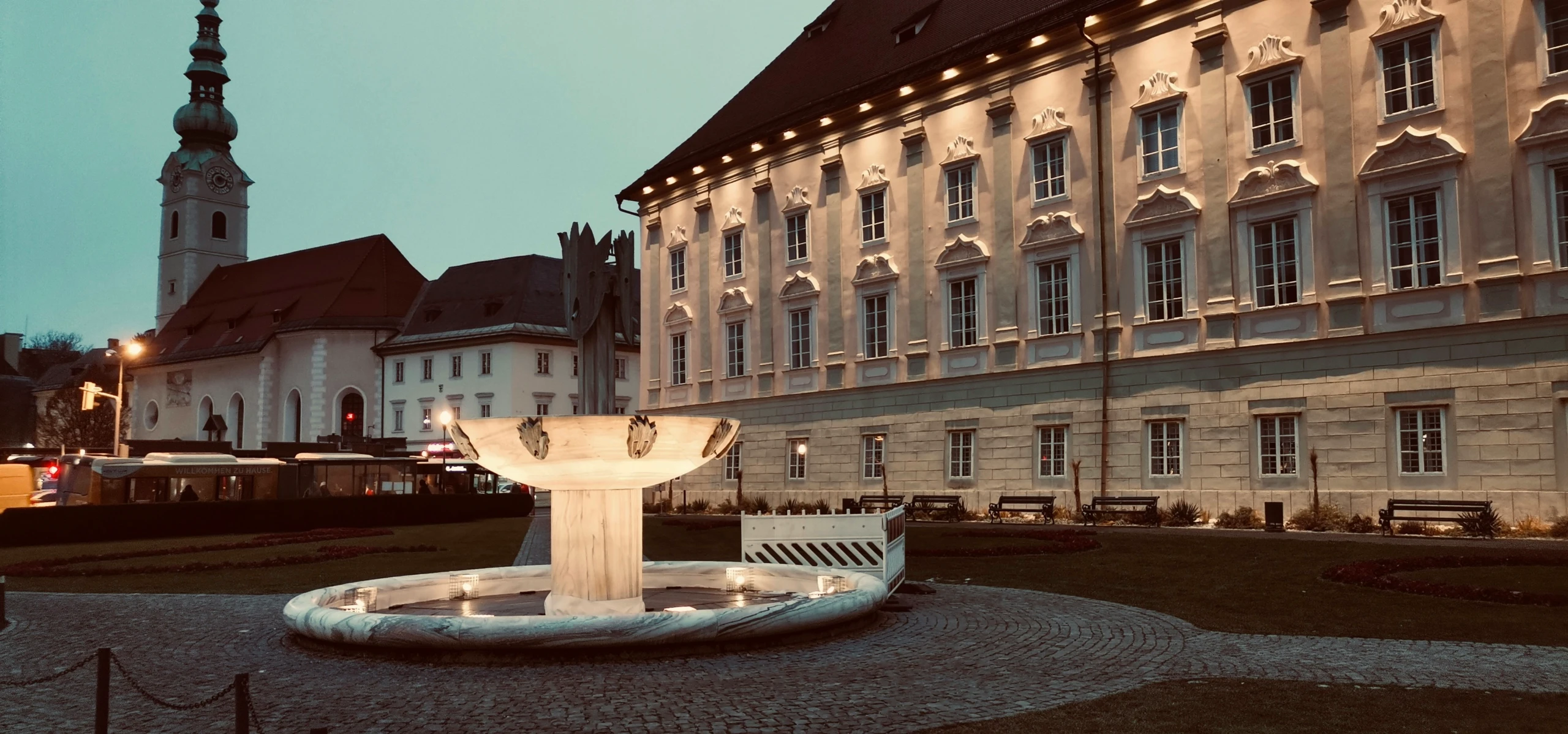 Gebäude mit Brunnen in Klagenfurt im Winter
