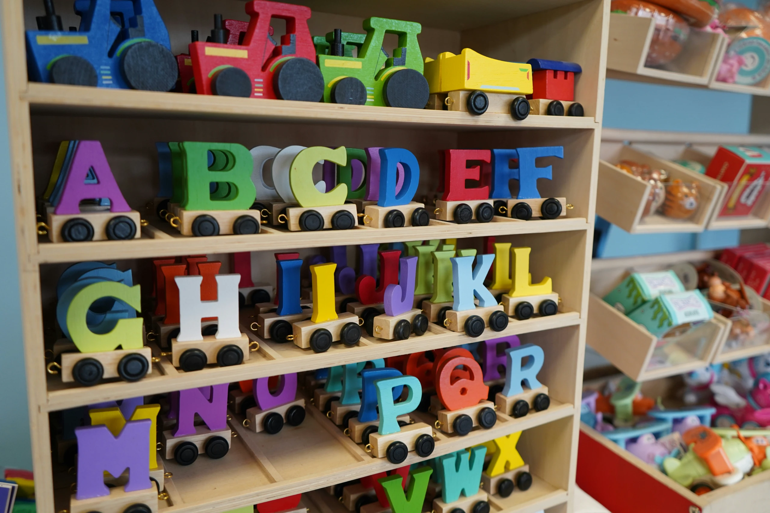 Bunter Holzzug mit Buchstaben als Spielzeug