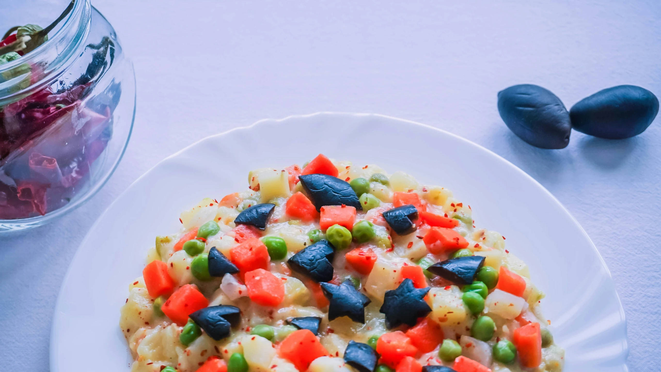 Teller mit Pasta und Gemüse
