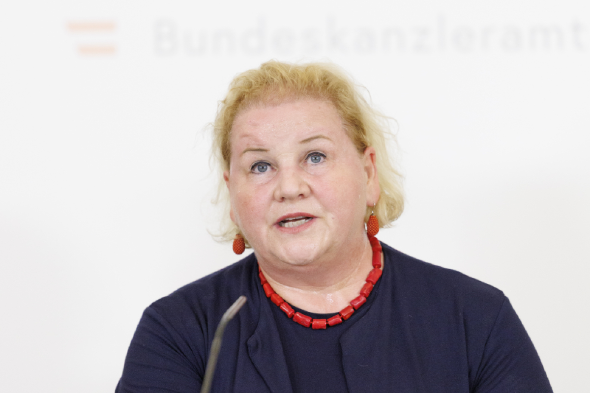 Sozialministerin Schumann bei der Pressekonferenz zur Sozialhilfe Neu