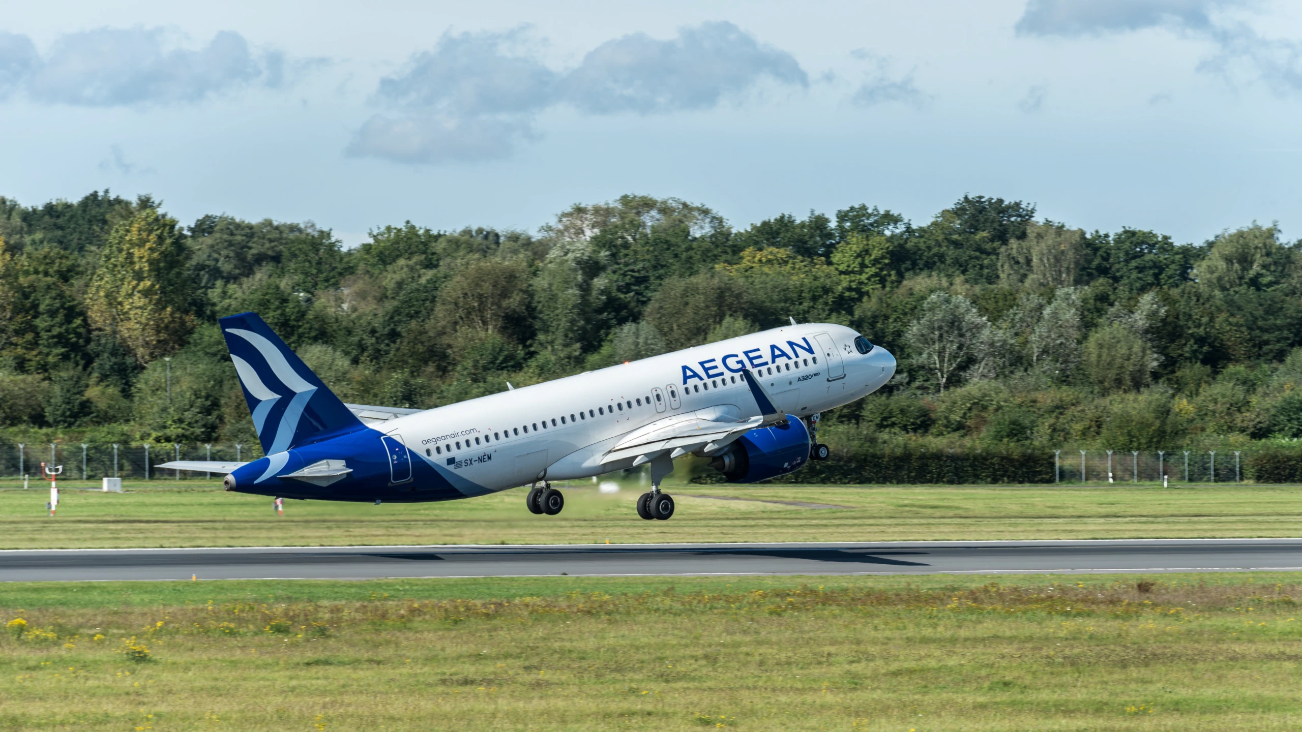 Airbus A320 von Aegean Airlines beim Start