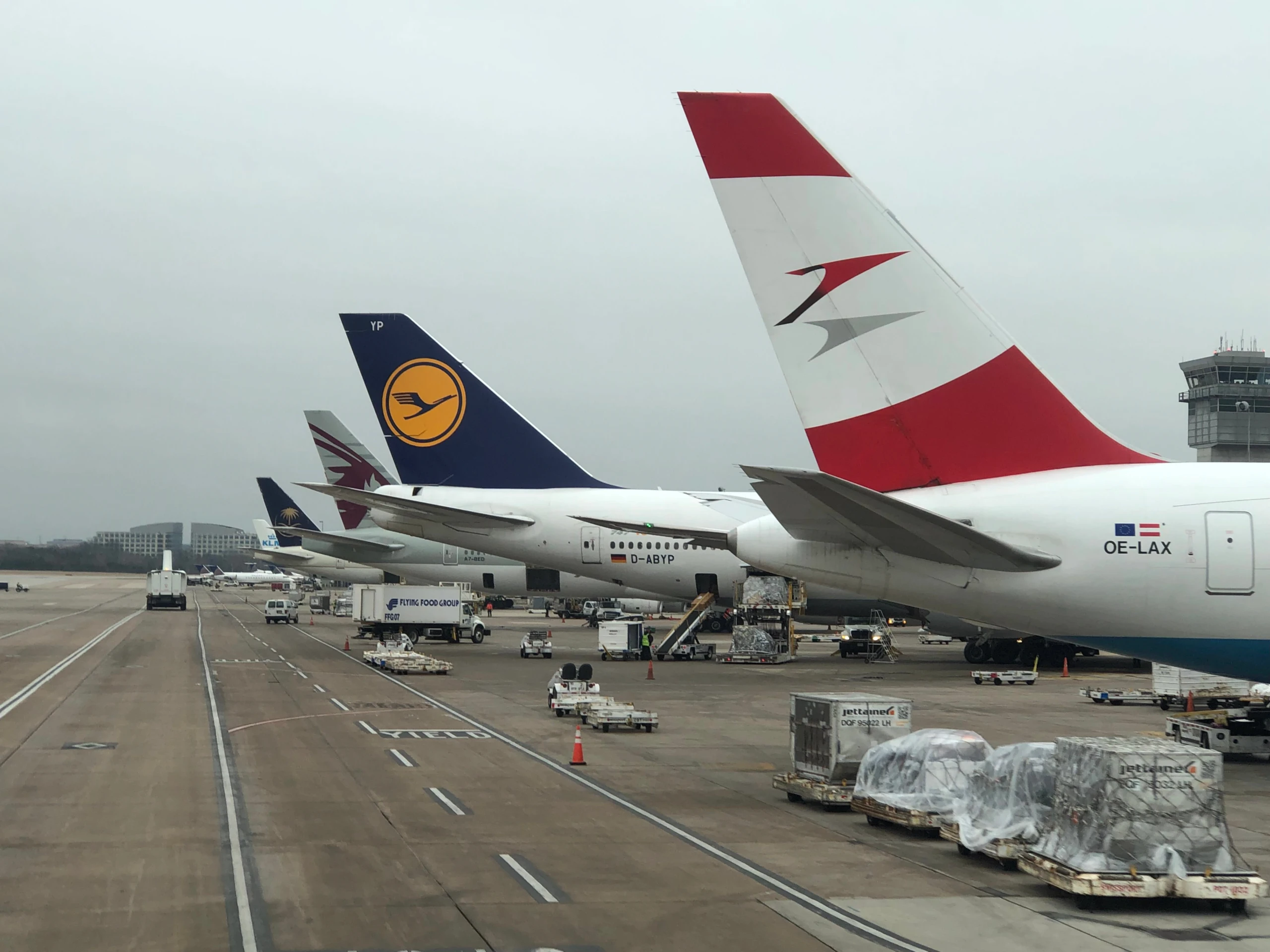 Flugzeuge an den Gates des Flughafens Washington Dulles