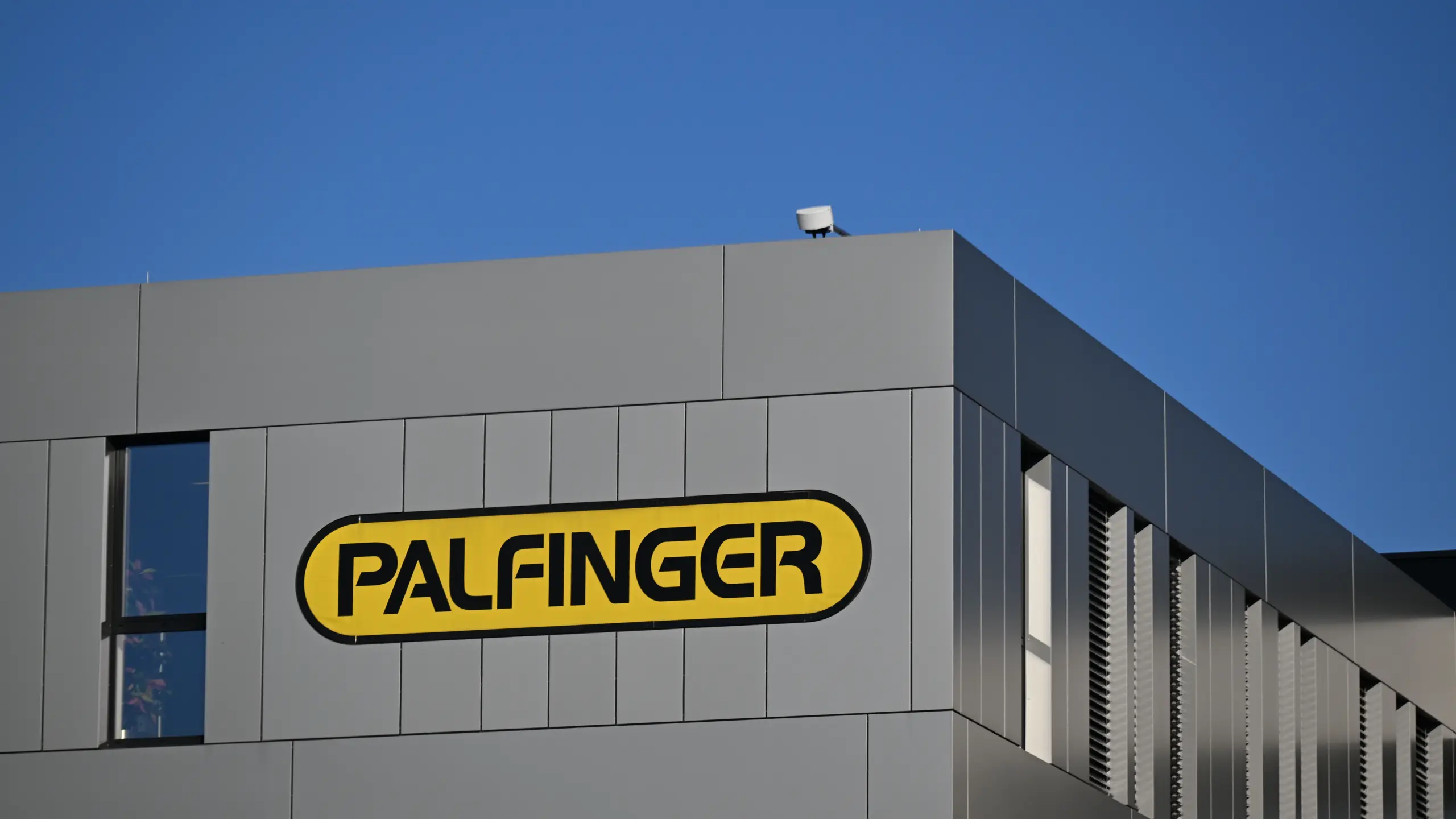 © APA/Barbara Gindl Palfinger-Headquarter von außen, gelbes Palfinger-Logo an Fassade