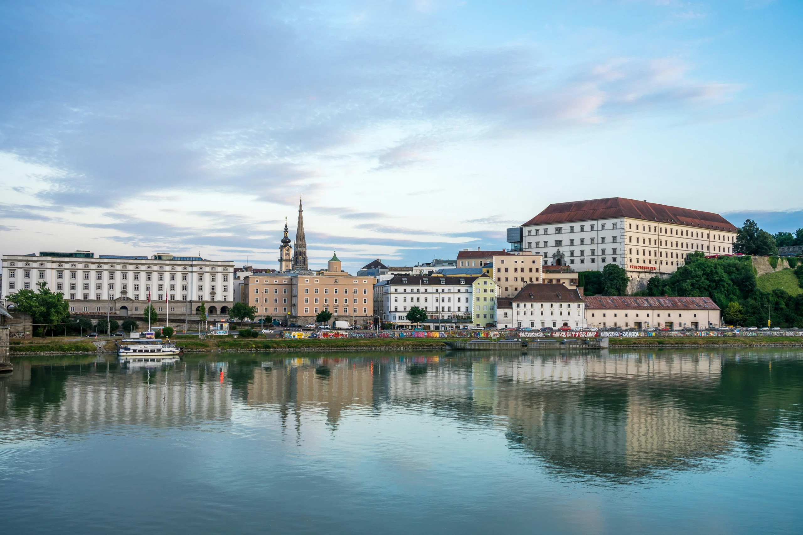 Blick über die Donau auf Linz in Oberösterreich