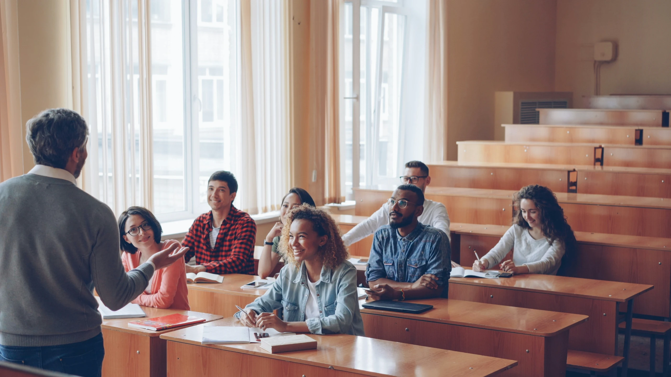 Studierende in einem Hörsaal während einer Vorlesung