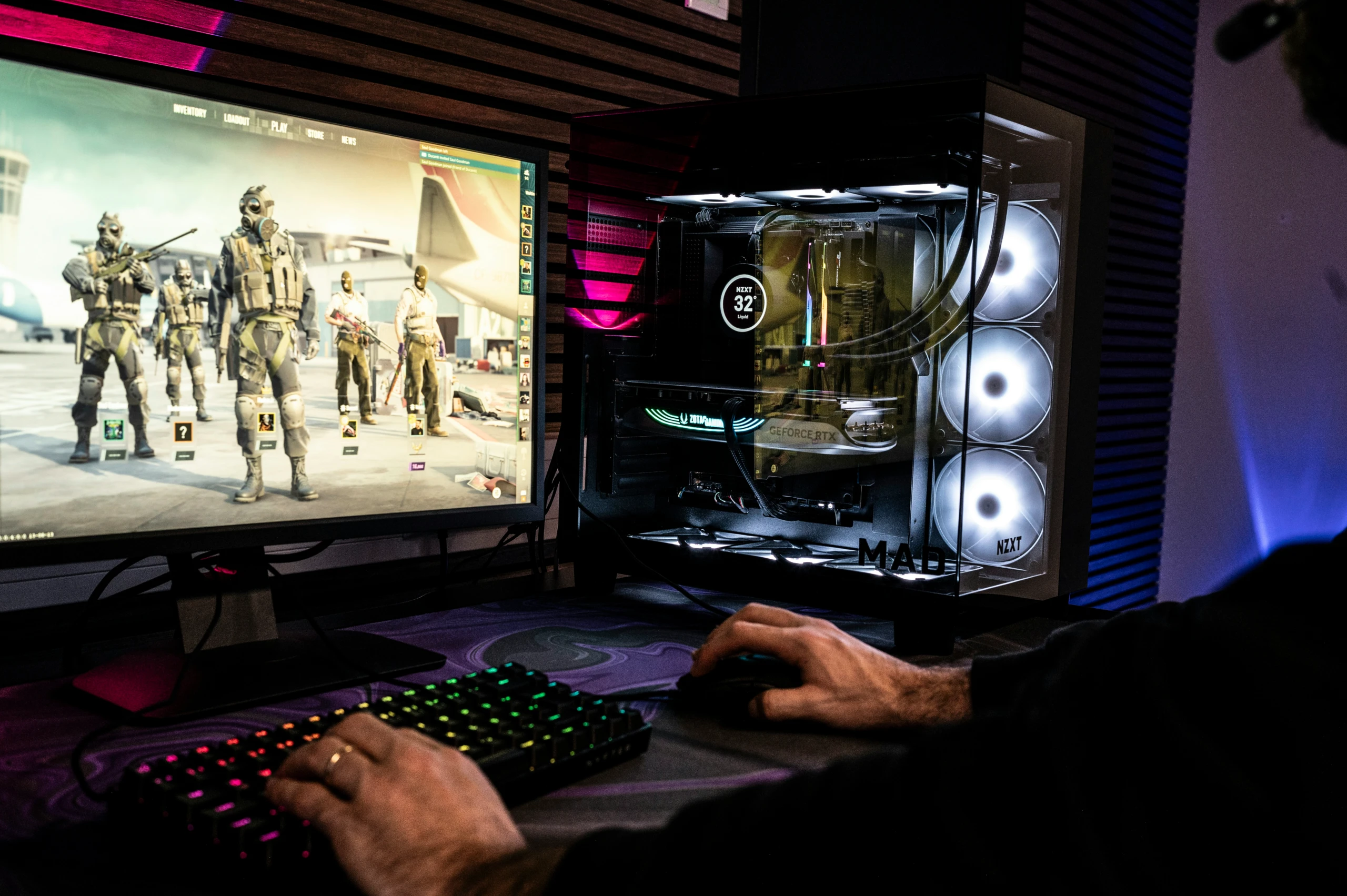 Ein Mann spielt an einem Computer ein Videospiel