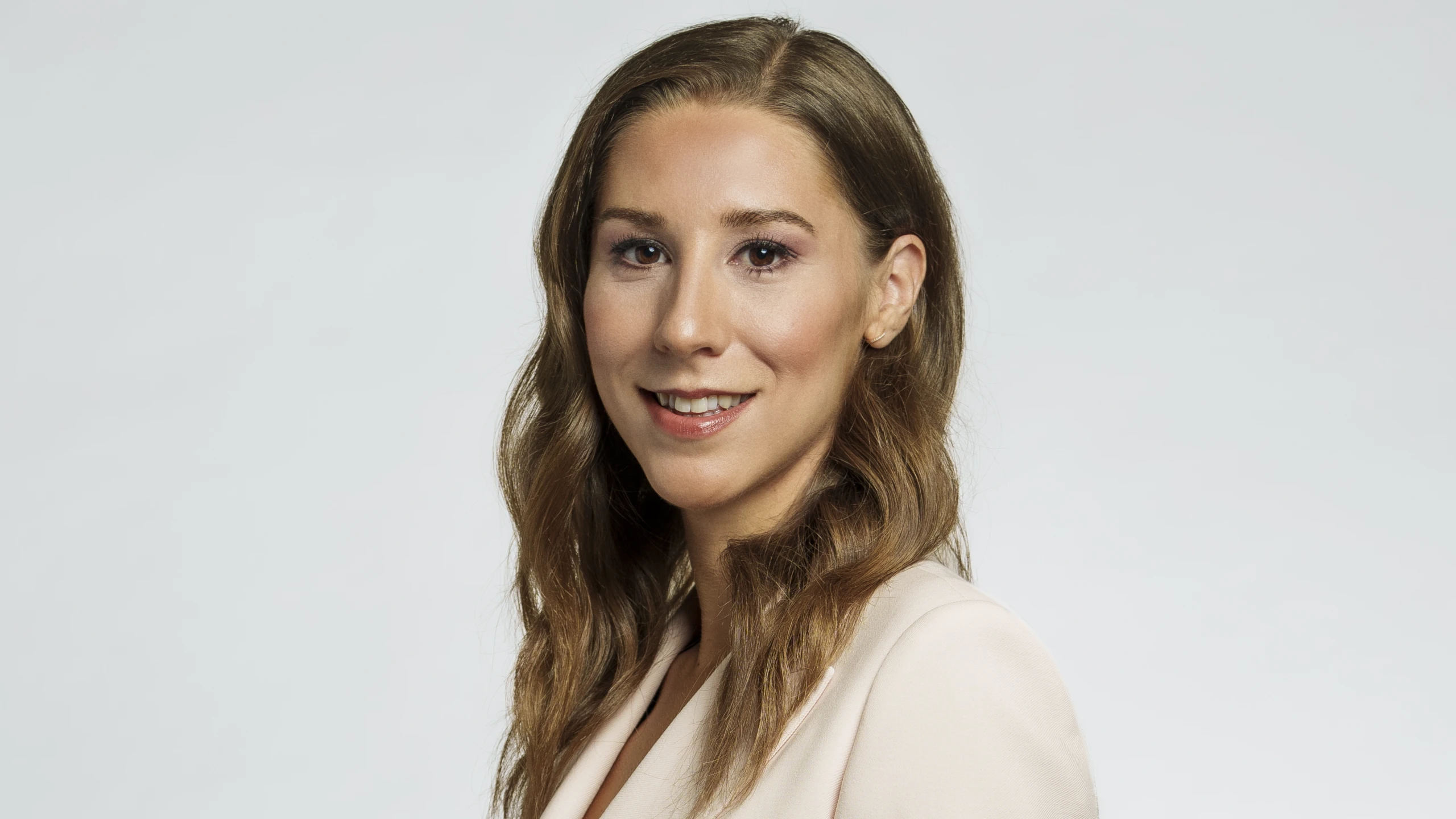 Caroline Pospischil: „Ich mag Moderation vor Publikum, das fehlt im Nachrichtenstudio“