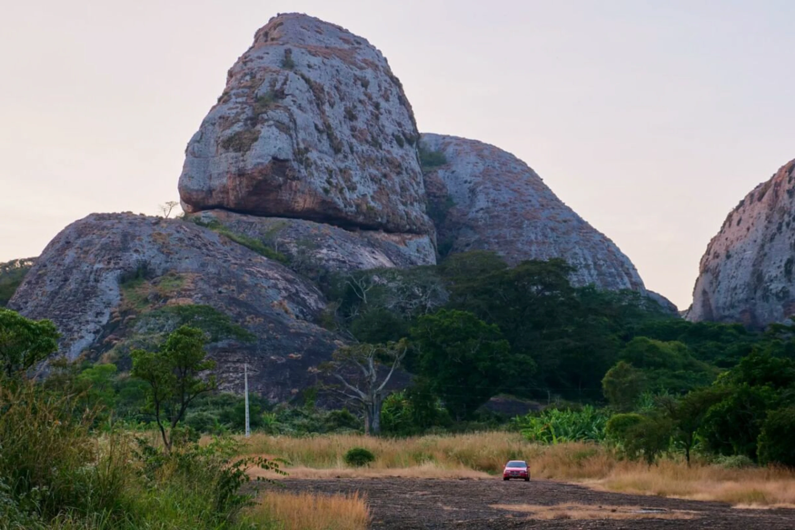 Bis zu 200 Meter hoch türmen sich die Felsen der Pedras Negras auf