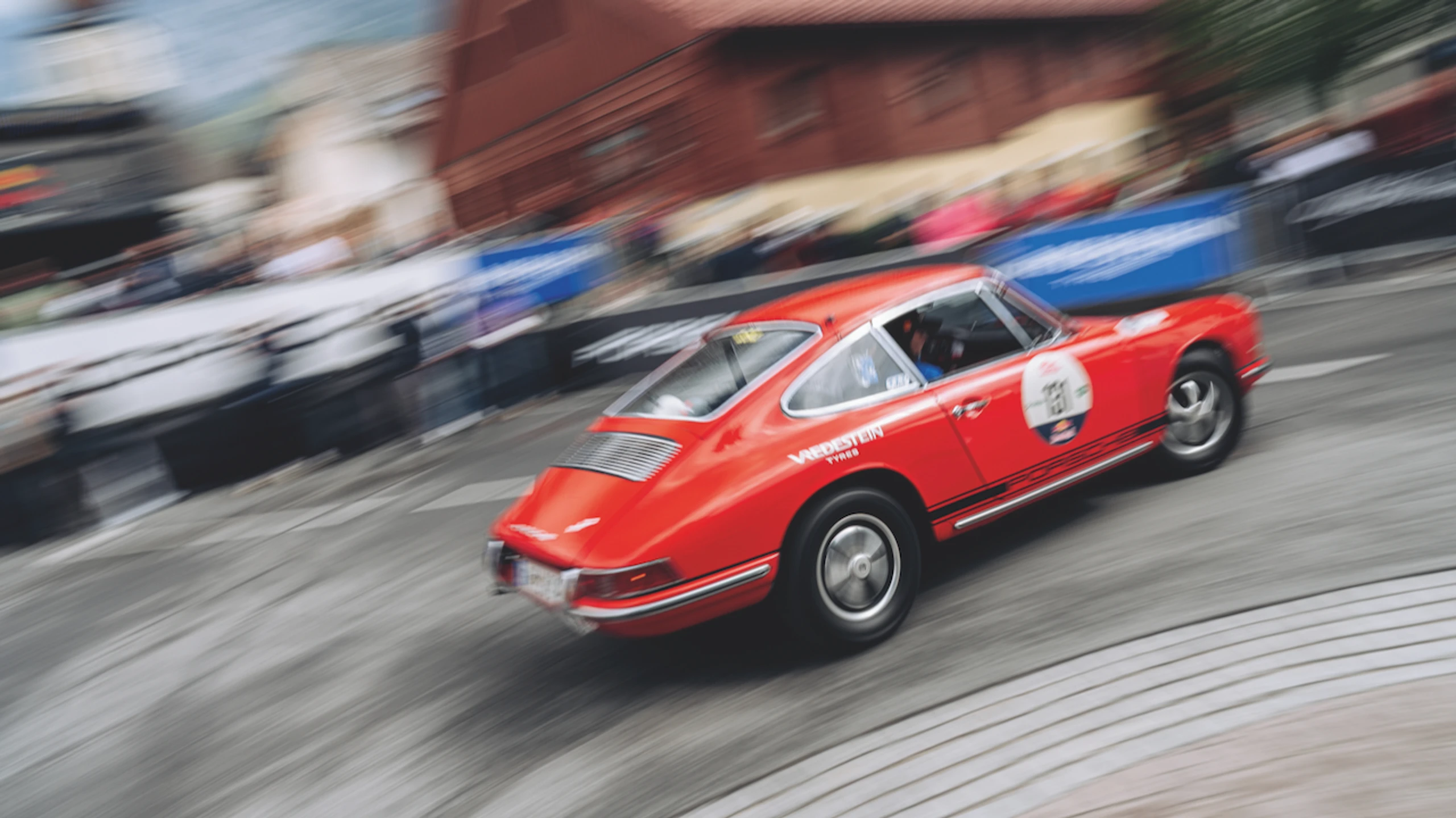 © Enes Daniskan Blurred image background