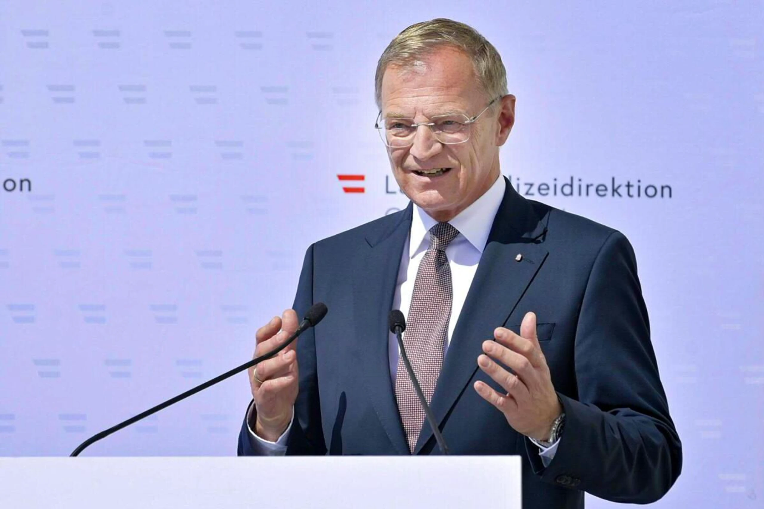 Stelzer bei einer Pressekonferenz im Juli