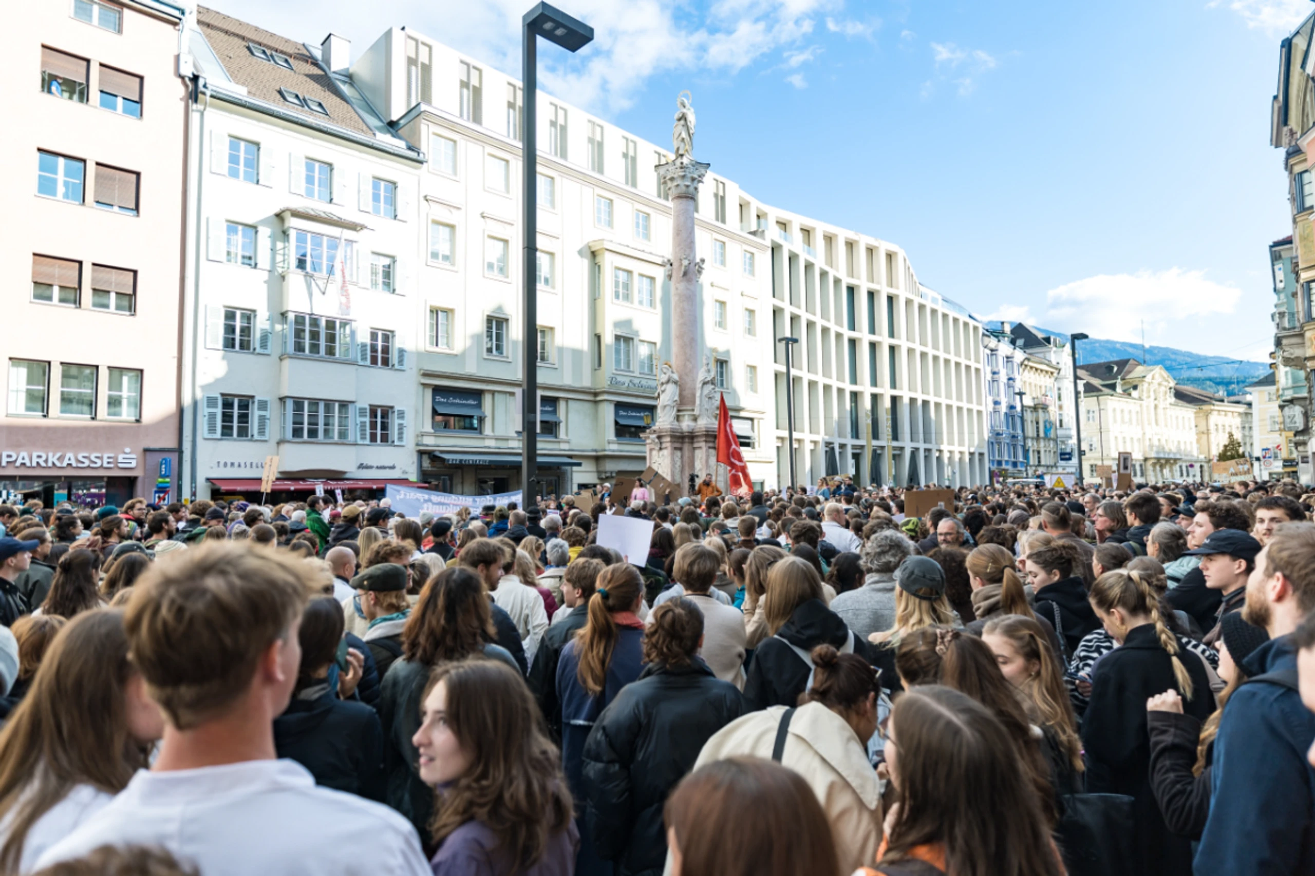 Mehr als 3.000 Menschen demonstrierten in Innsbruck gegen Uni-Pläne