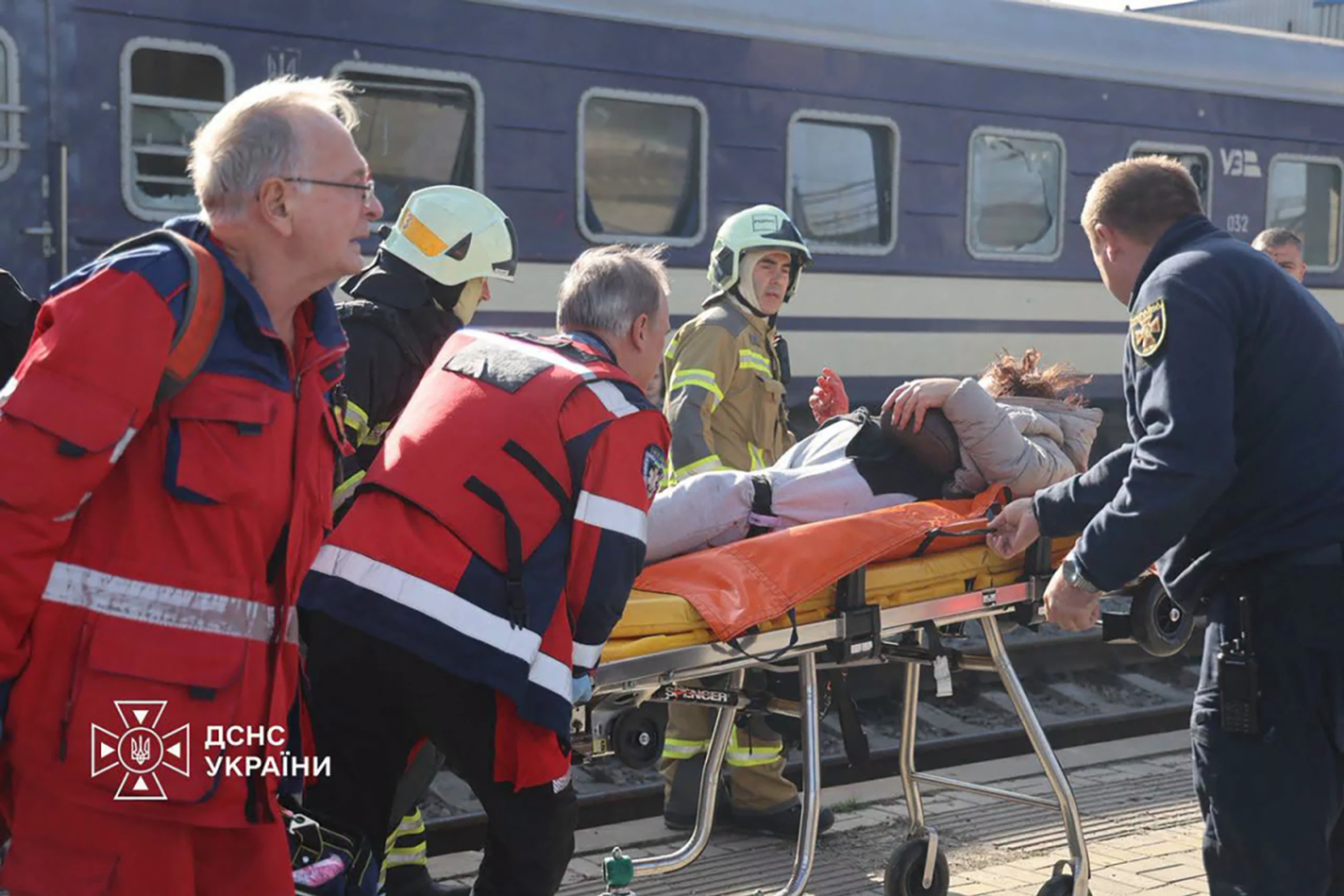 Rettungskräfte im Einsatz auf dem Bahnsteig