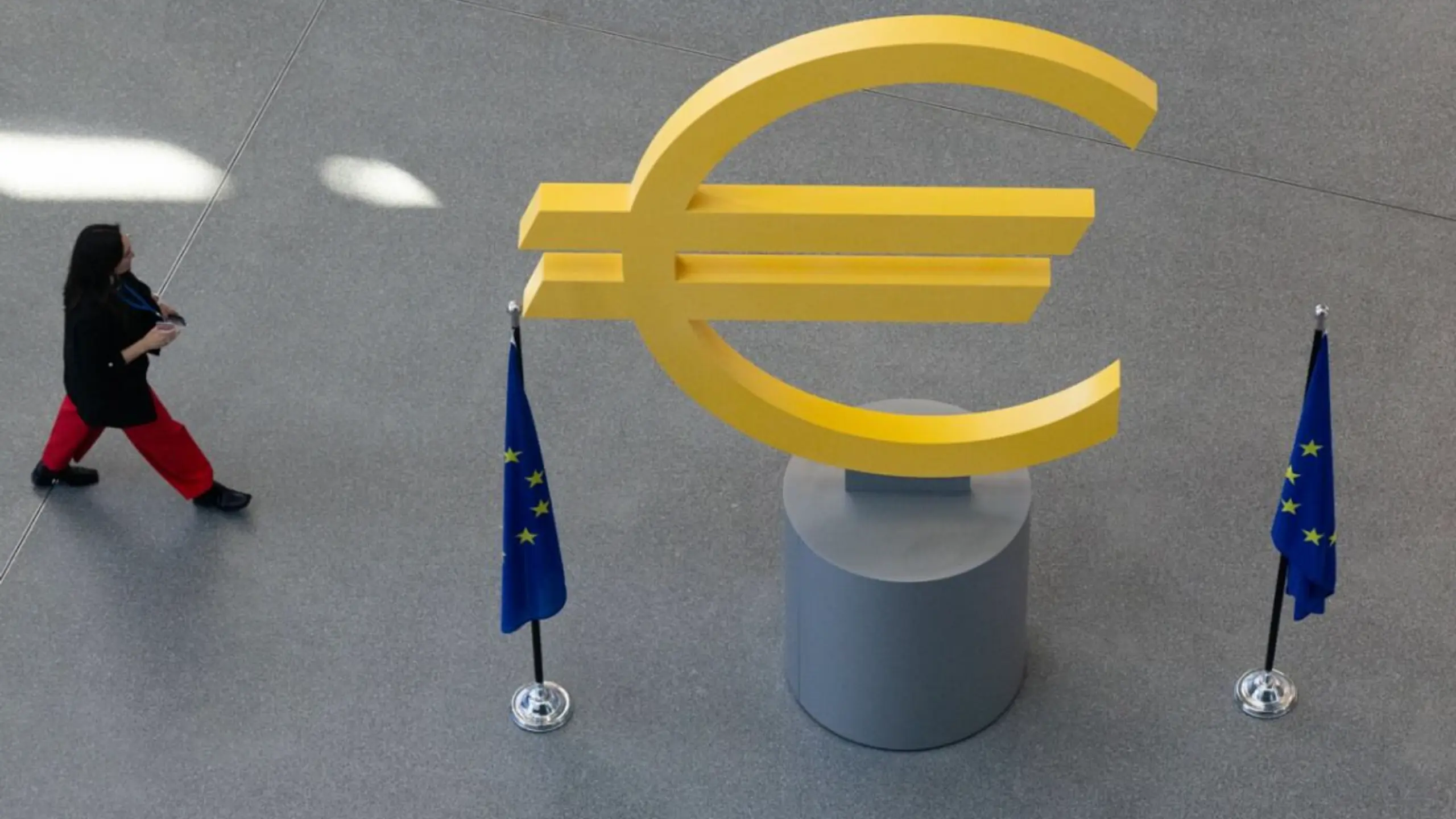 © DPA, Florian Wiegand, Apa ++ ARCHIVBILD ++ Euro-Symbol in der Zentrale der Europäischen Zentralbank (EZB)