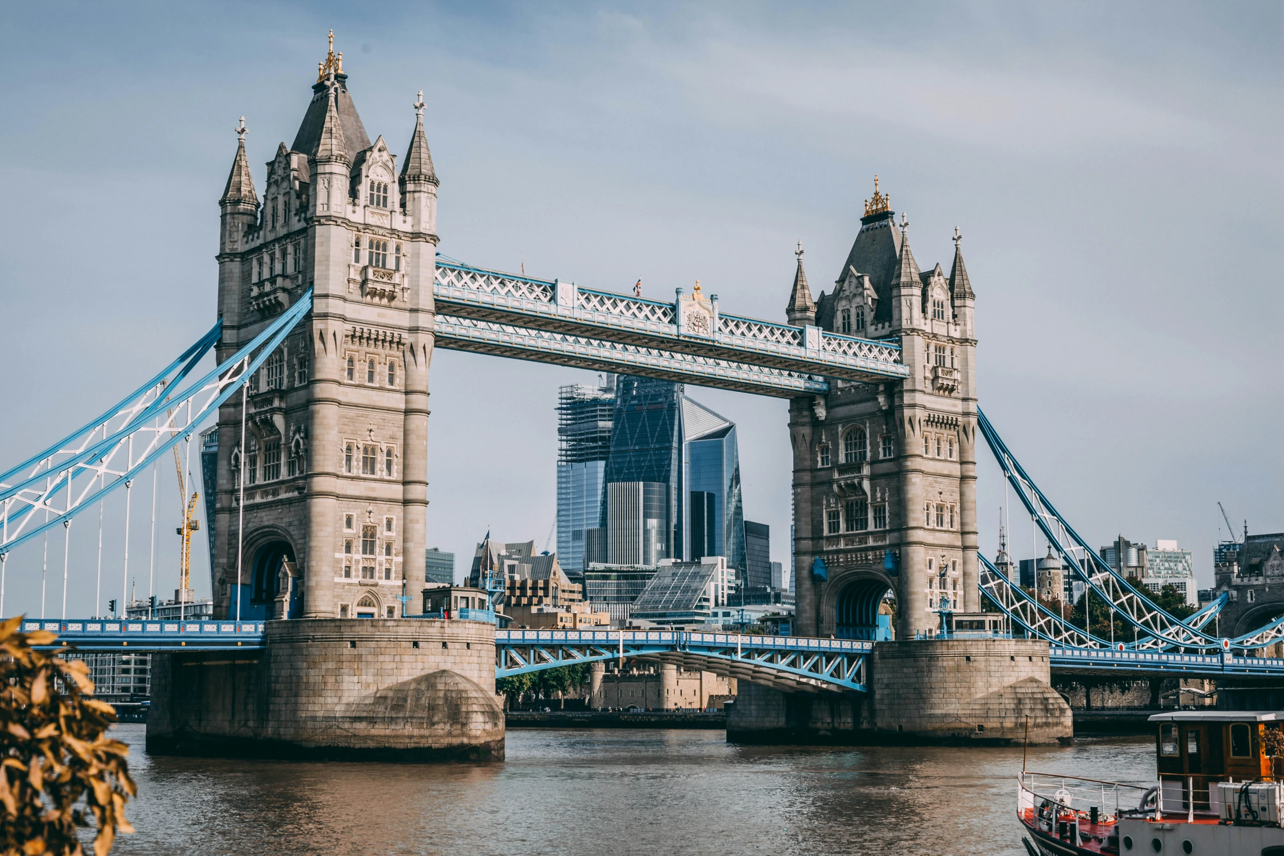 Tower Bridge und die Hochhäuser der City of London im Morgenlicht