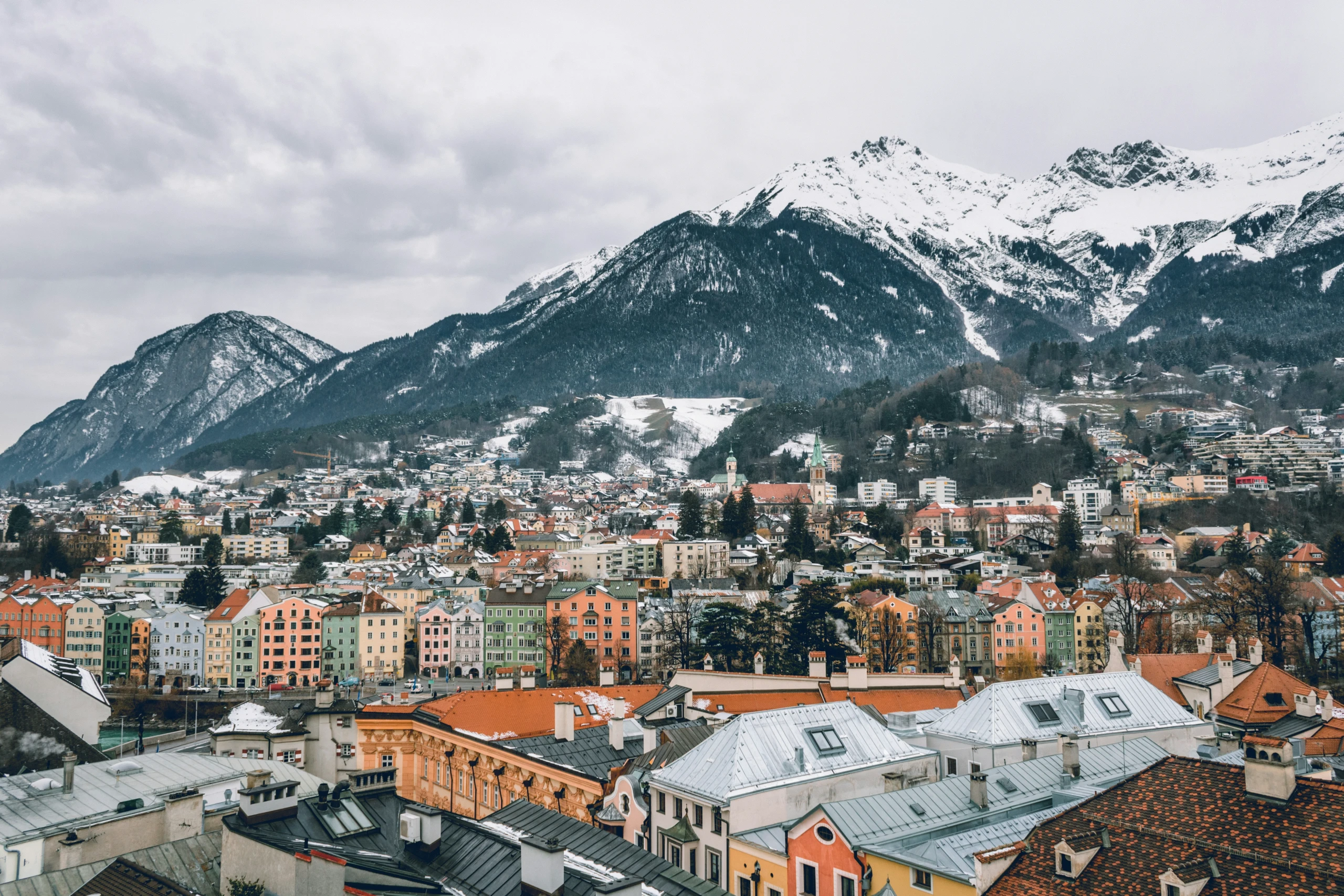 Innsbruck im Winter mit verschneiten Bergen