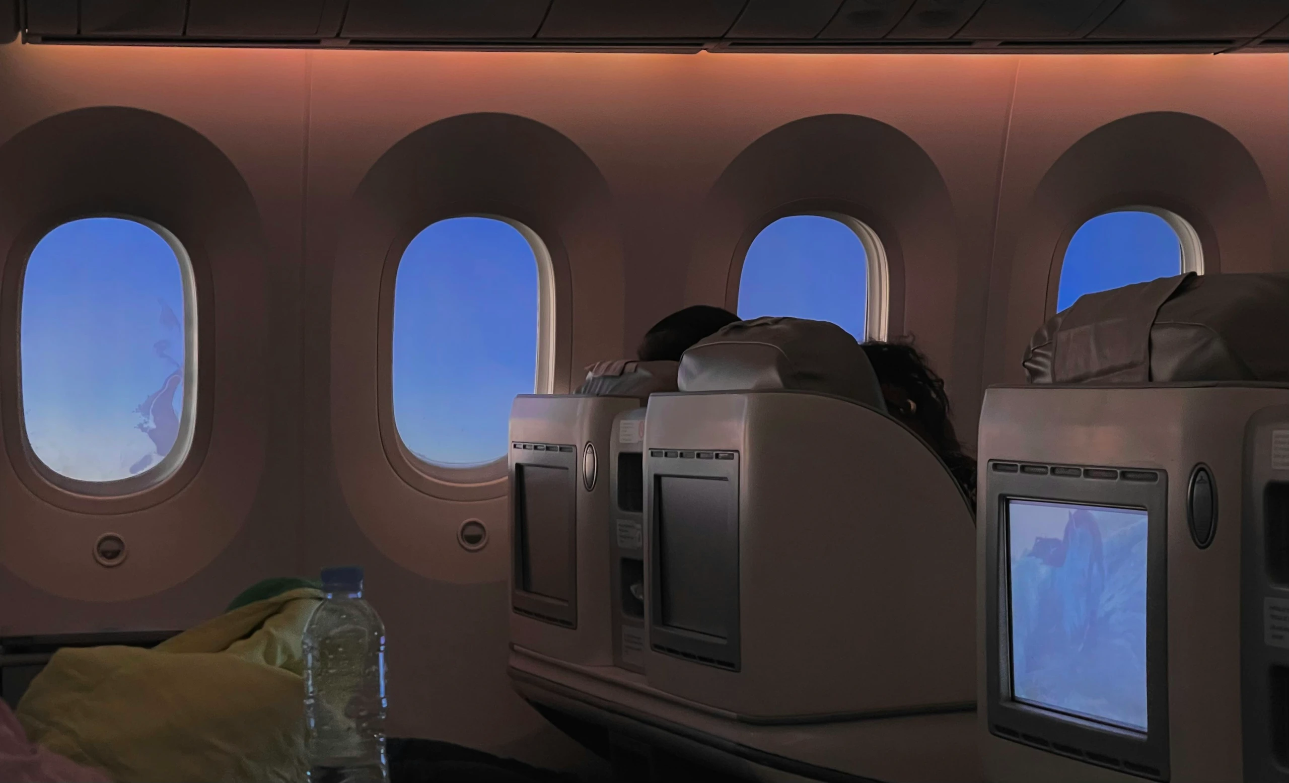 Sitze in der Business Class eines Langstreckenflugzeugs