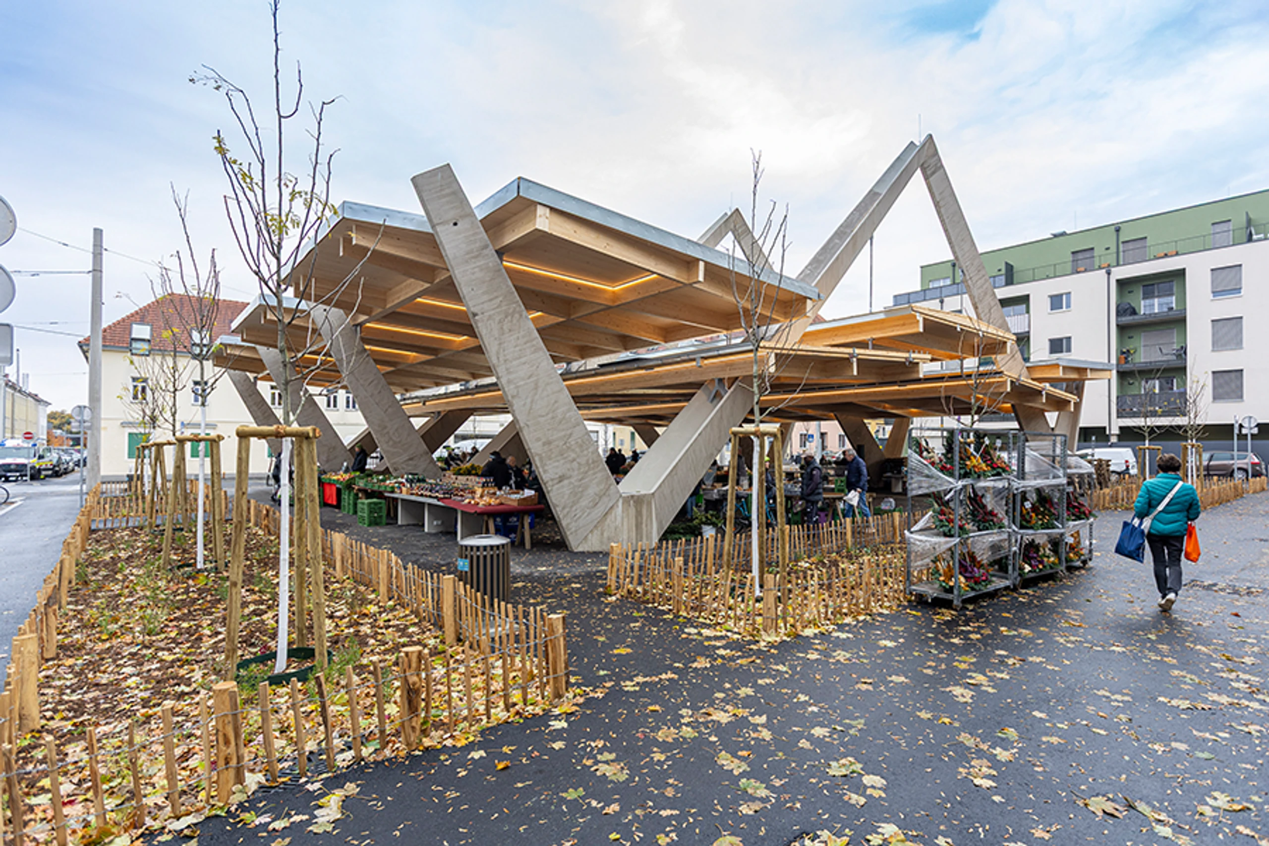 Marktbetrieb in der neuen Markthalle am Hofbauerplatz in Graz-Eggenberg