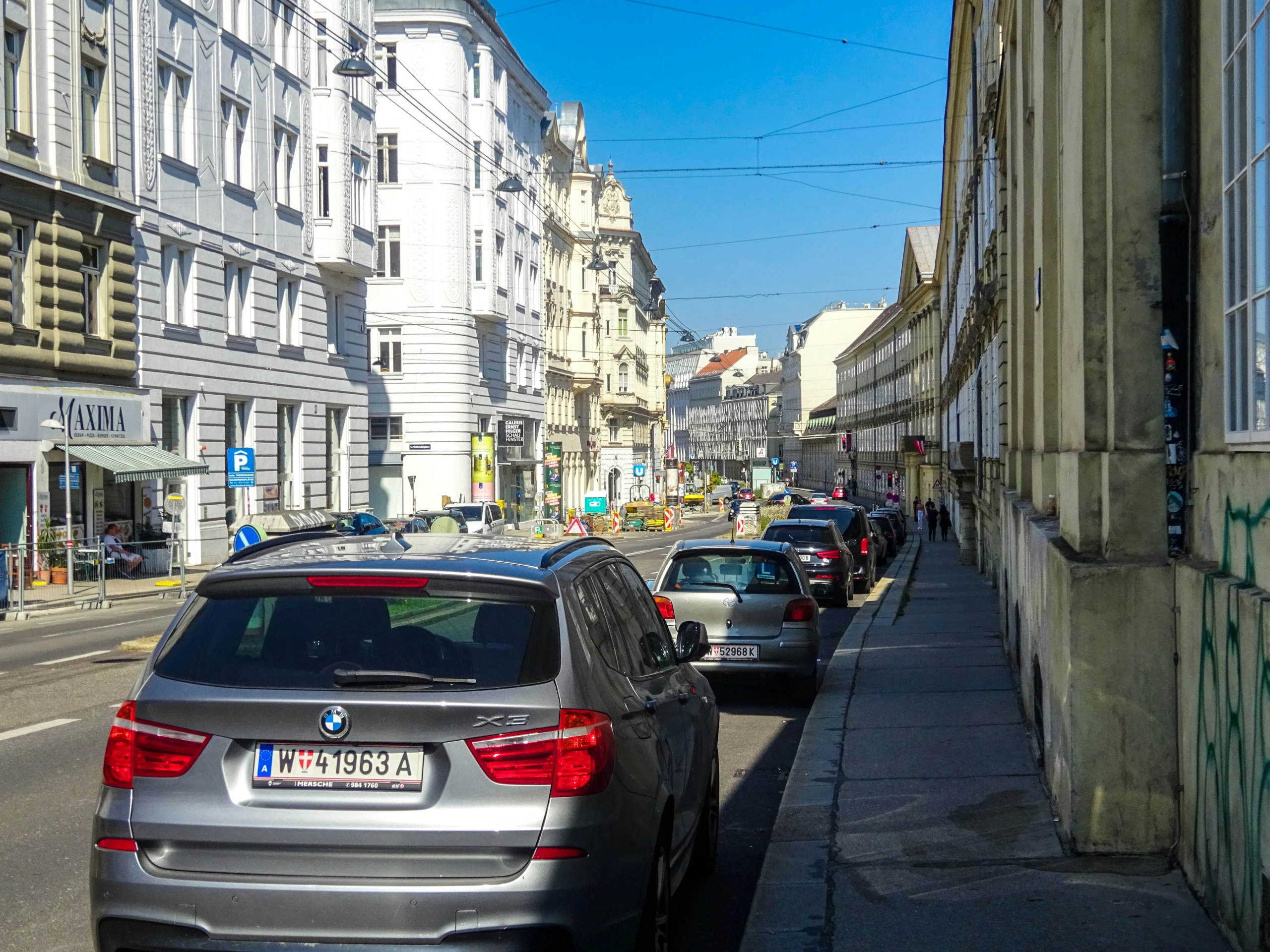 Geparkte Autos in einer Straße in Wien