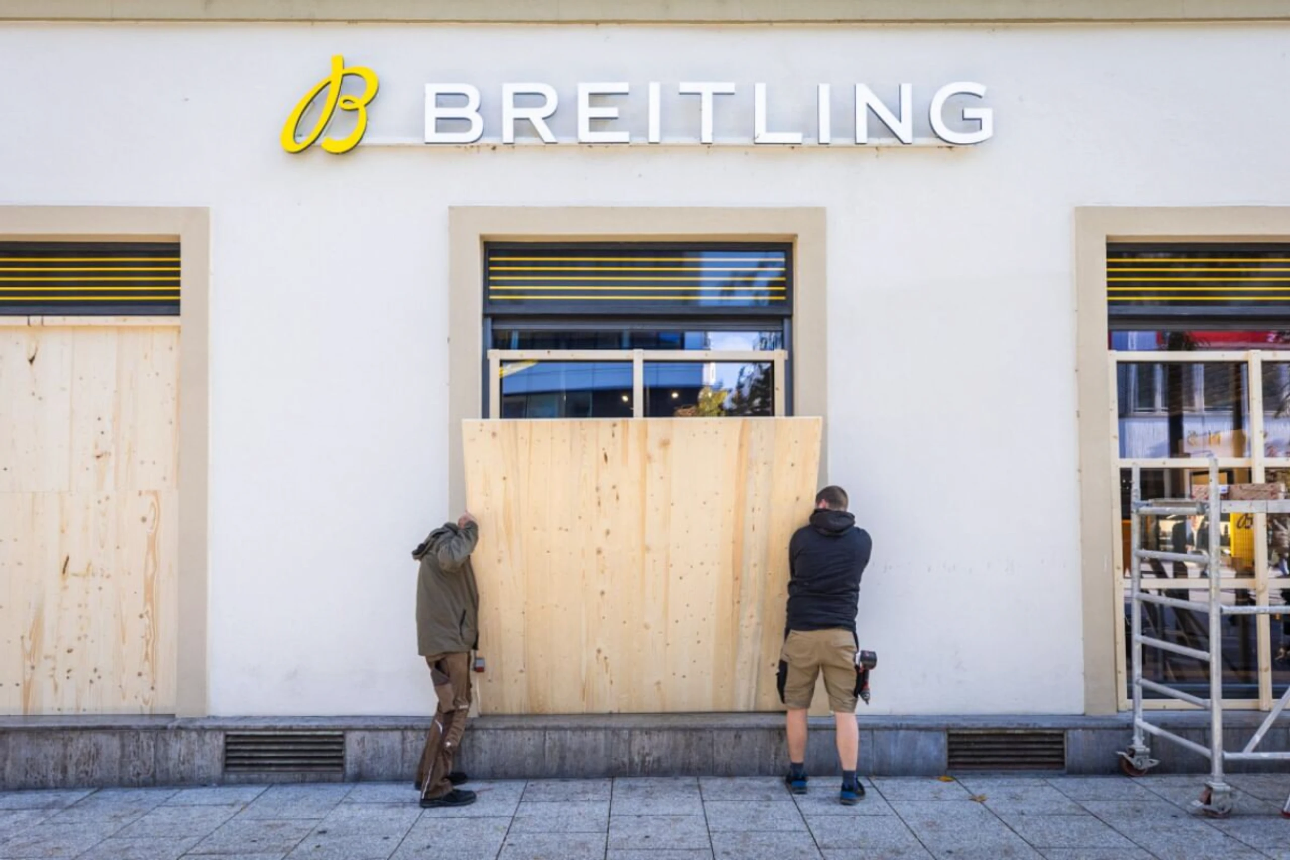 Aus Angst vor Ausschreitungen verbarrikadieren Geschäfte Schaufenster