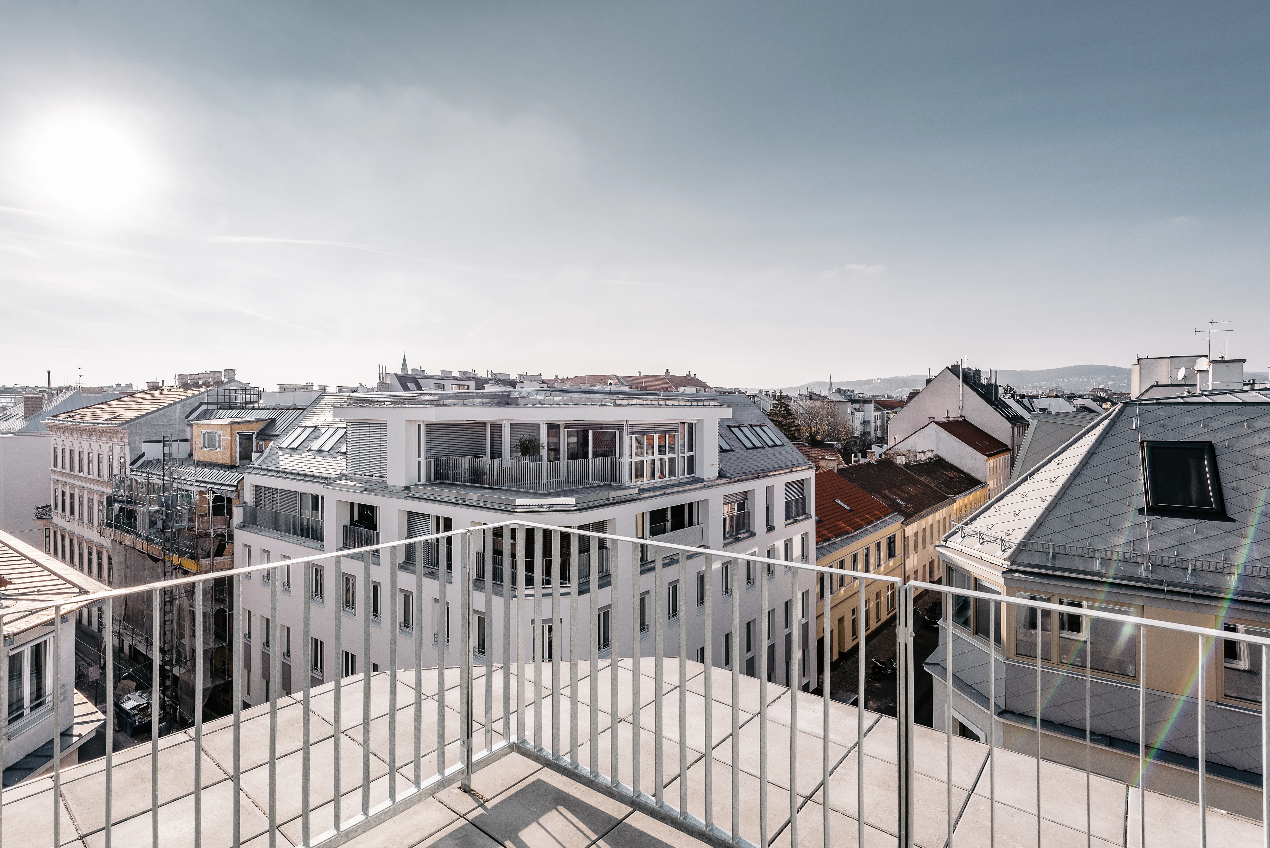 Aussicht von Balkon auf gegenüberliegendes Wohngebiet