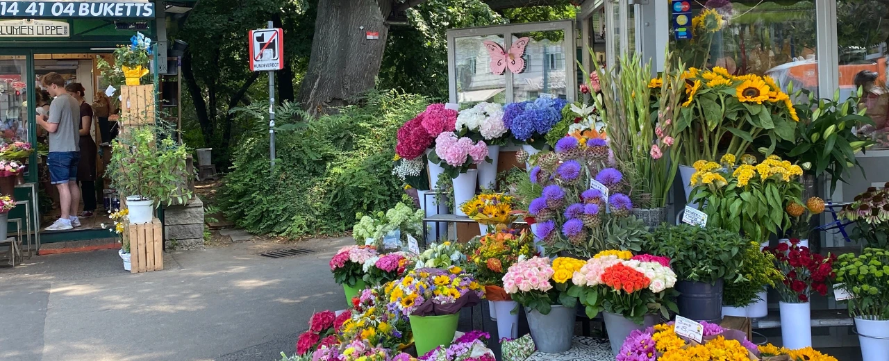 Farbenfroher Blumenstand mit großer Auswahl an frischen Blumen für jeden Anlass.