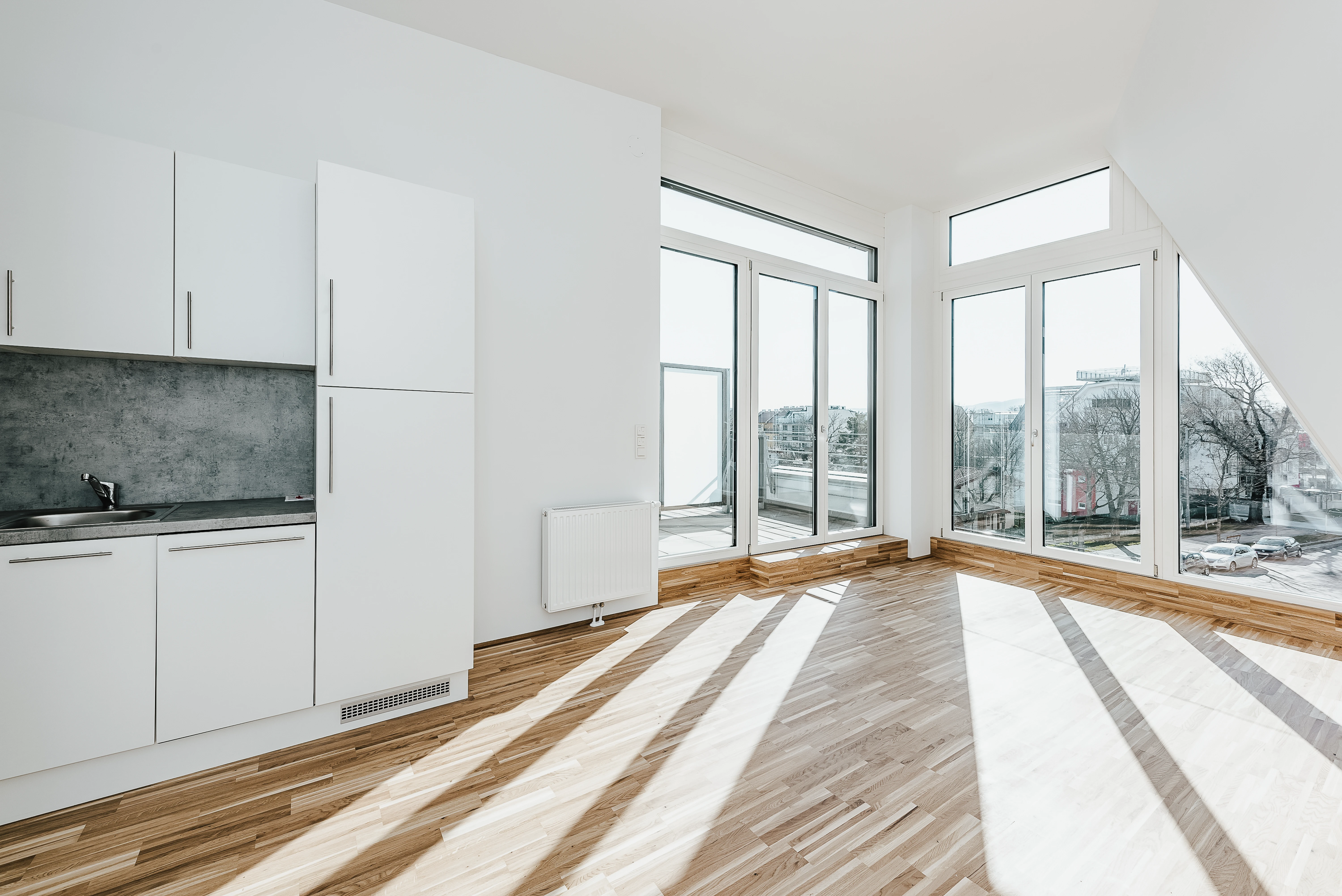 Blick aus Wohnzimmer und Küche auf Dachterrasse