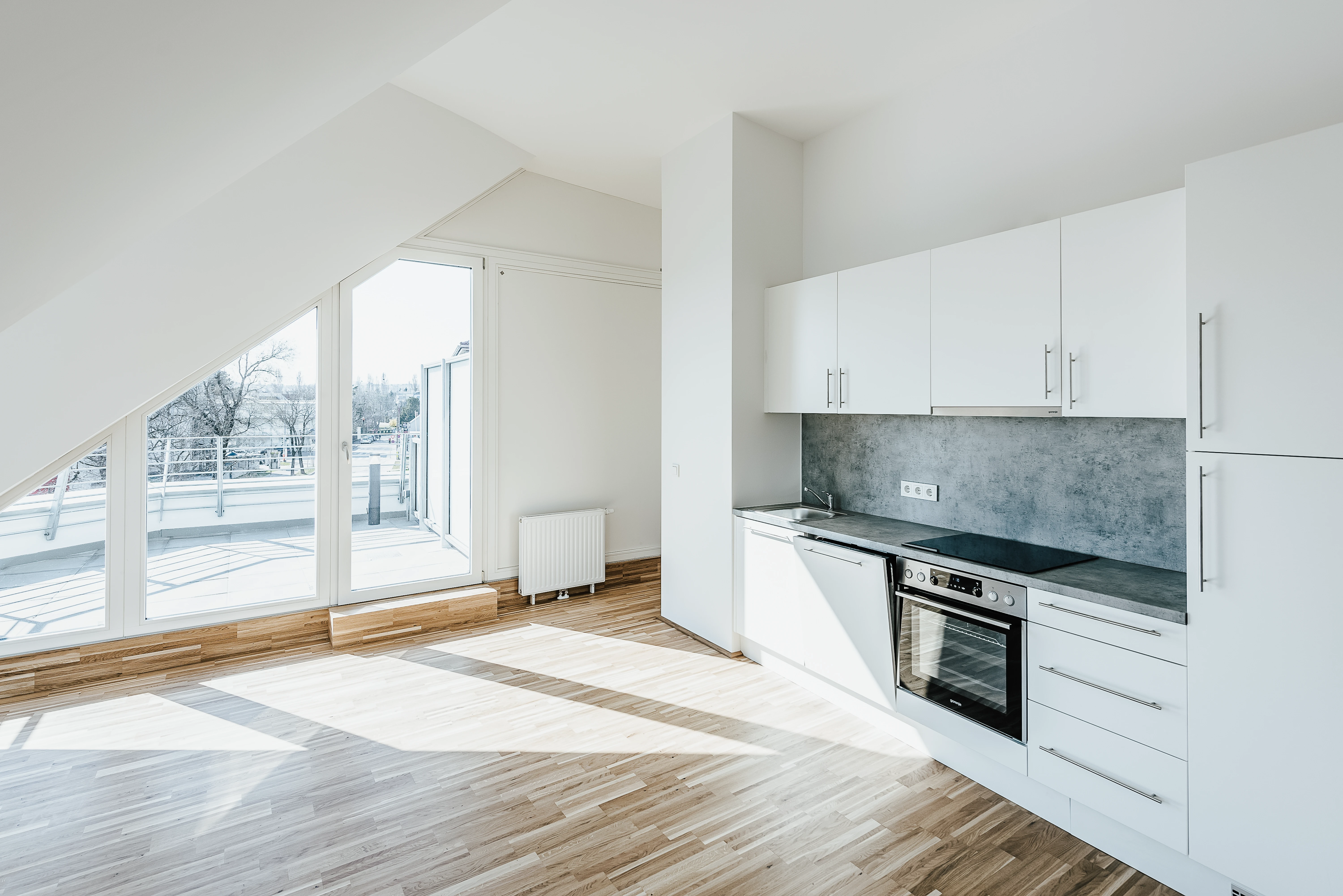 Küche in Dachgeschosswohnung mit Blick auf Dachterrasse